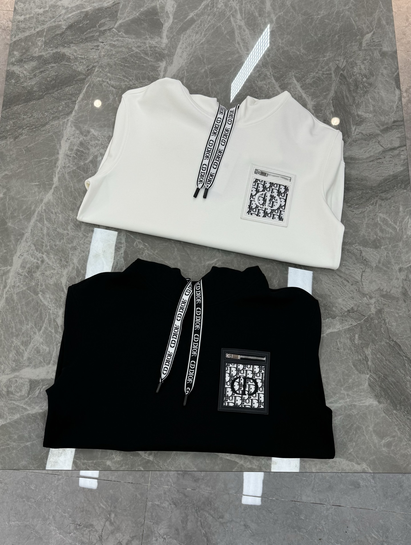 迪奥（Christian Dior）全称克里斯汀·迪奥新款连帽卫衣.演绎日式休闲街头风格.胸口口袋皮牌设