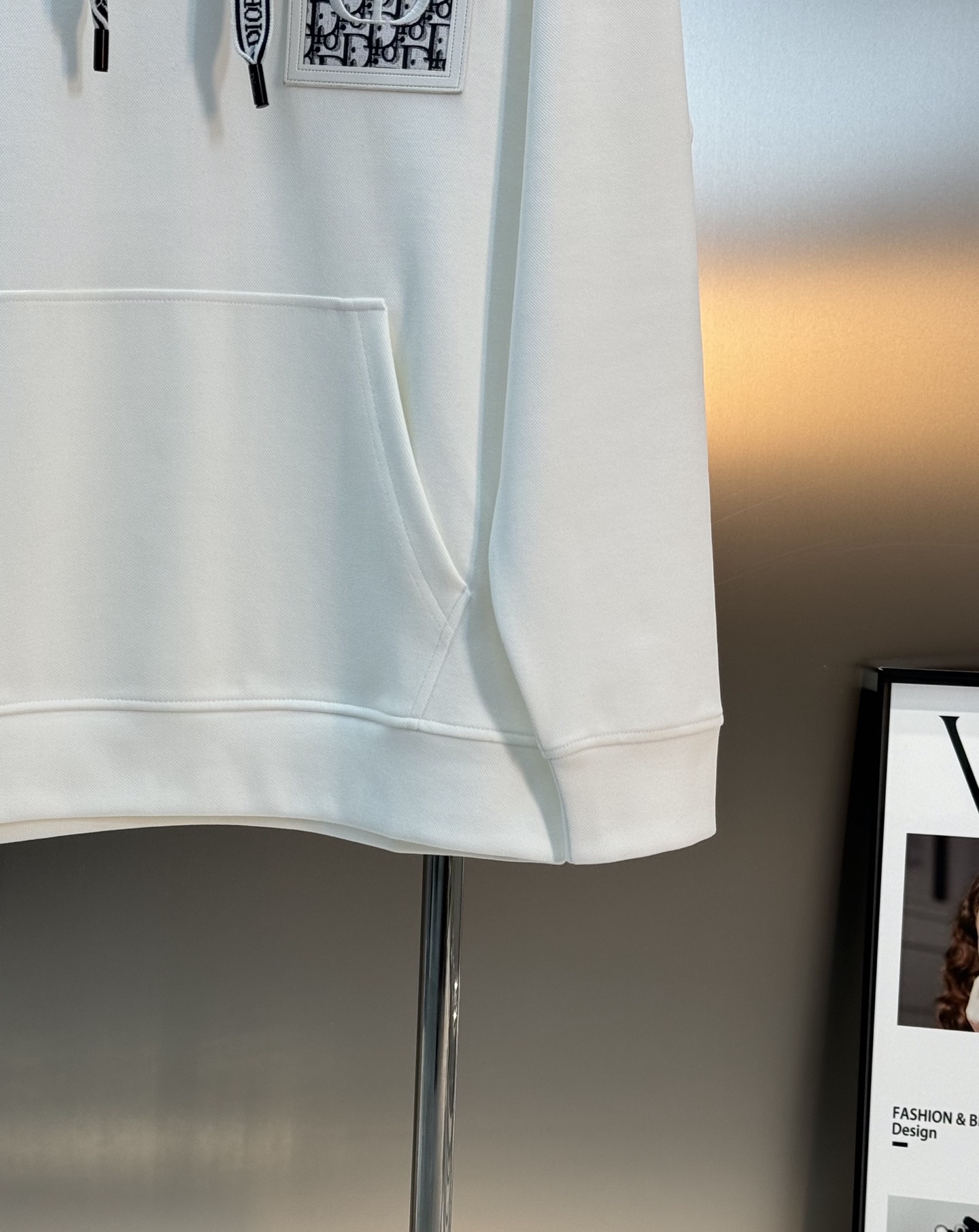 迪奥（Christian Dior）全称克里斯汀·迪奥新款连帽卫衣.演绎日式休闲街头风格.胸口口袋皮牌设