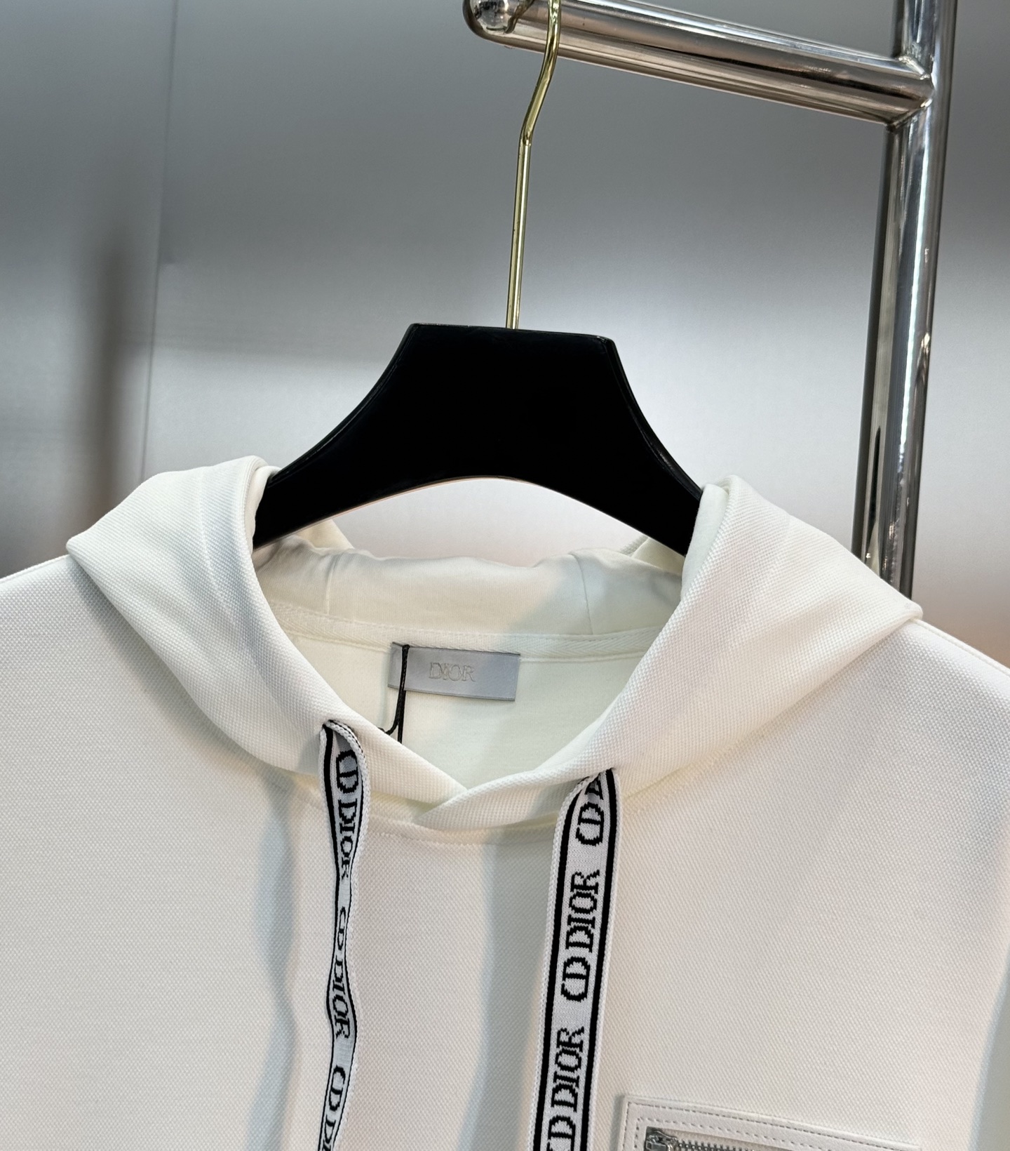 迪奥（Christian Dior）全称克里斯汀·迪奥新款连帽卫衣.演绎日式休闲街头风格.胸口口袋皮牌设