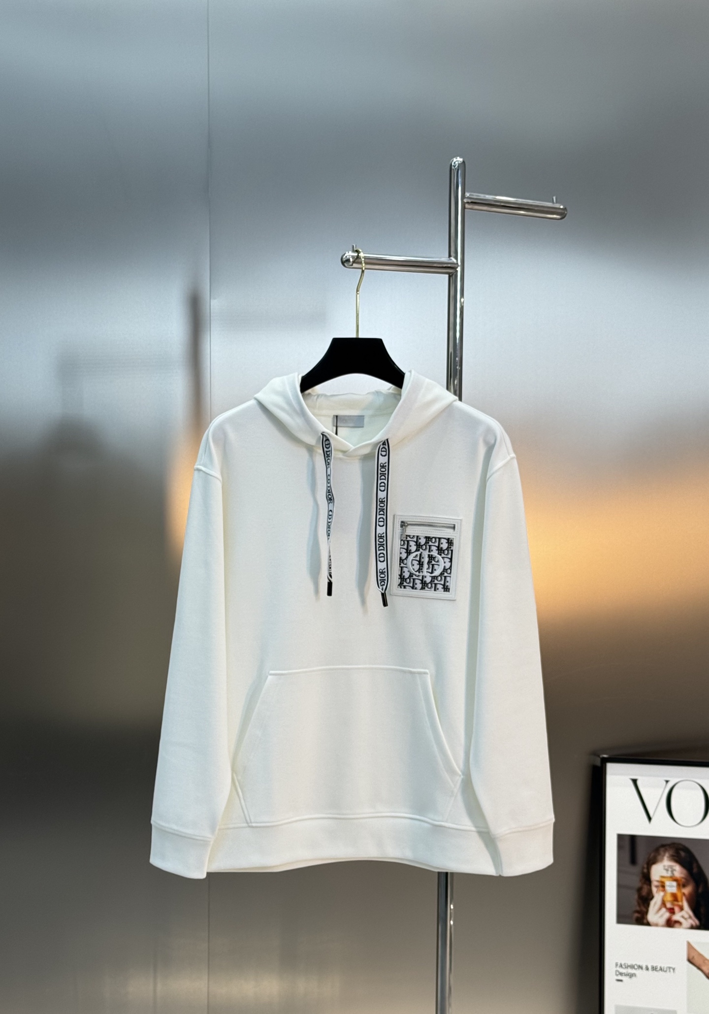 迪奥（Christian Dior）全称克里斯汀·迪奥新款连帽卫衣.演绎日式休闲街头风格.胸口口袋皮牌设