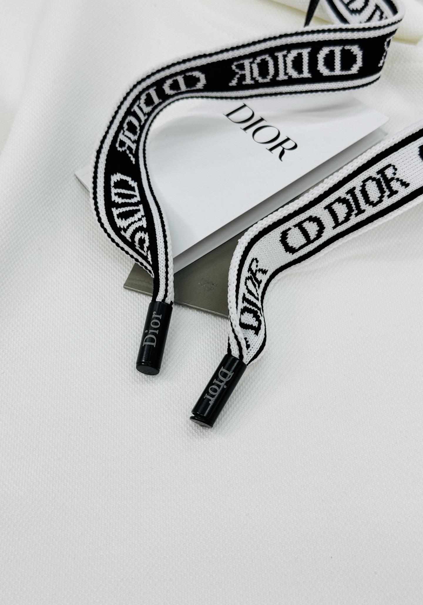 迪奥（Christian Dior）全称克里斯汀·迪奥新款连帽卫衣.演绎日式休闲街头风格.胸口口袋皮牌设