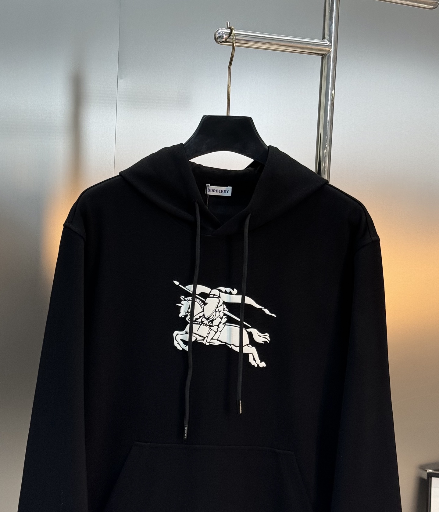 BBR巴宝莉25ss新款骑士连帽卫衣.宽松版型.这款卫衣选用380g天丝棉面料打造，呈现休闲版型。柔软舒