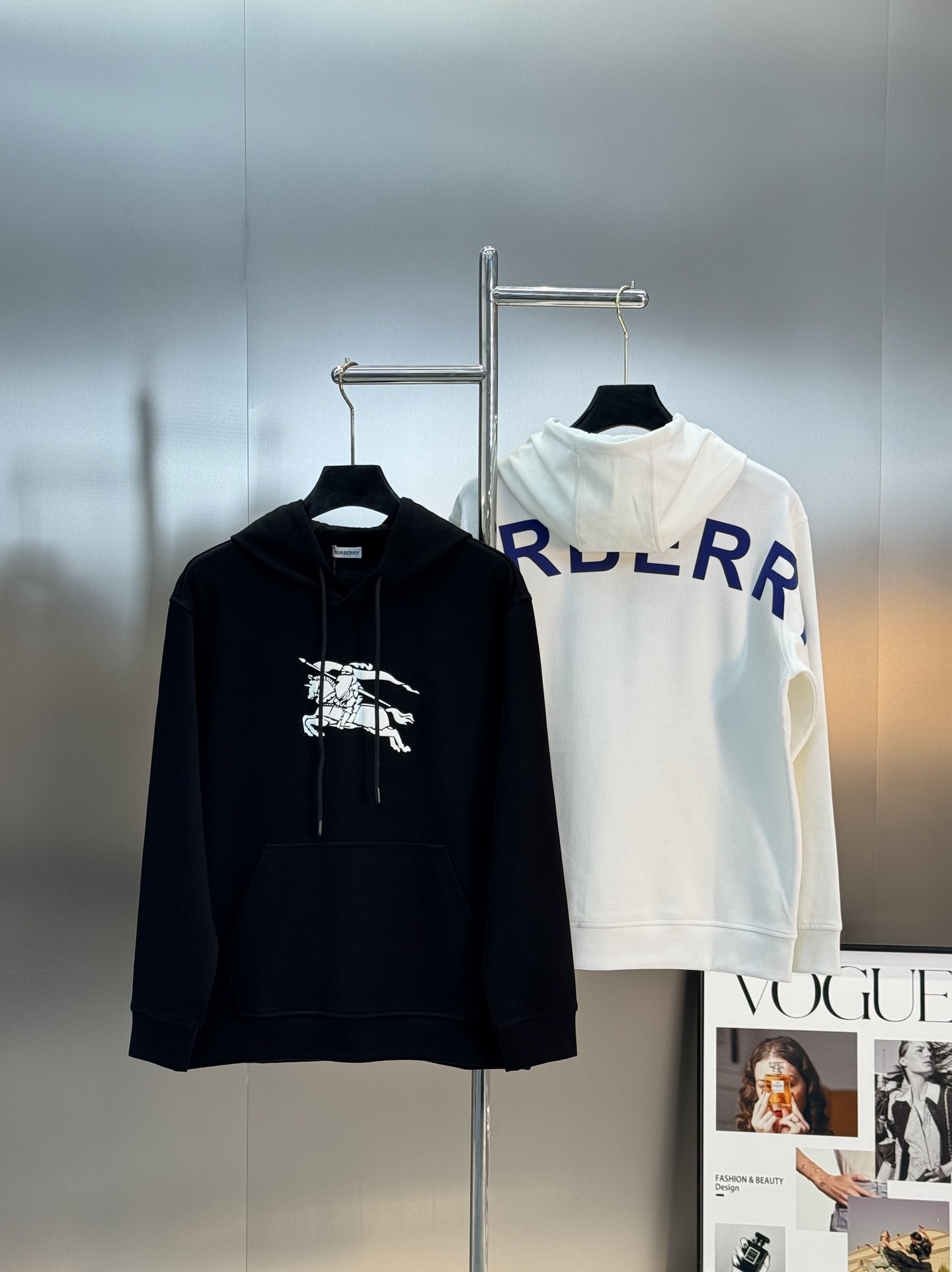 BBR巴宝莉25ss新款骑士连帽卫衣.宽松版型.这款卫衣选用380g天丝棉面料打造，呈现休闲版型。柔软舒