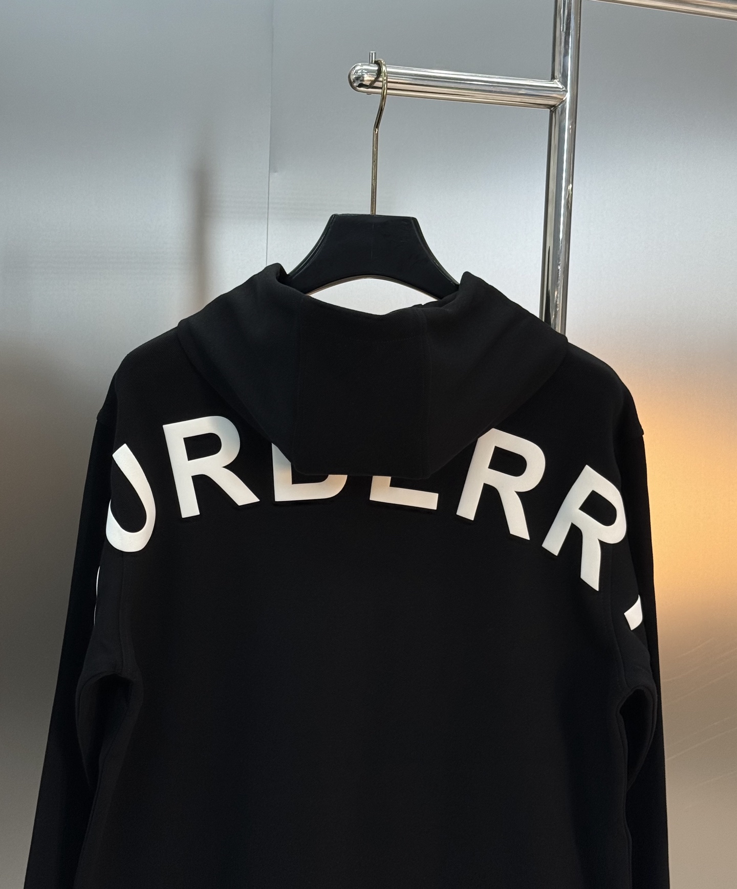 BBR巴宝莉25ss新款骑士连帽卫衣.宽松版型.这款卫衣选用380g天丝棉面料打造，呈现休闲版型。柔软舒