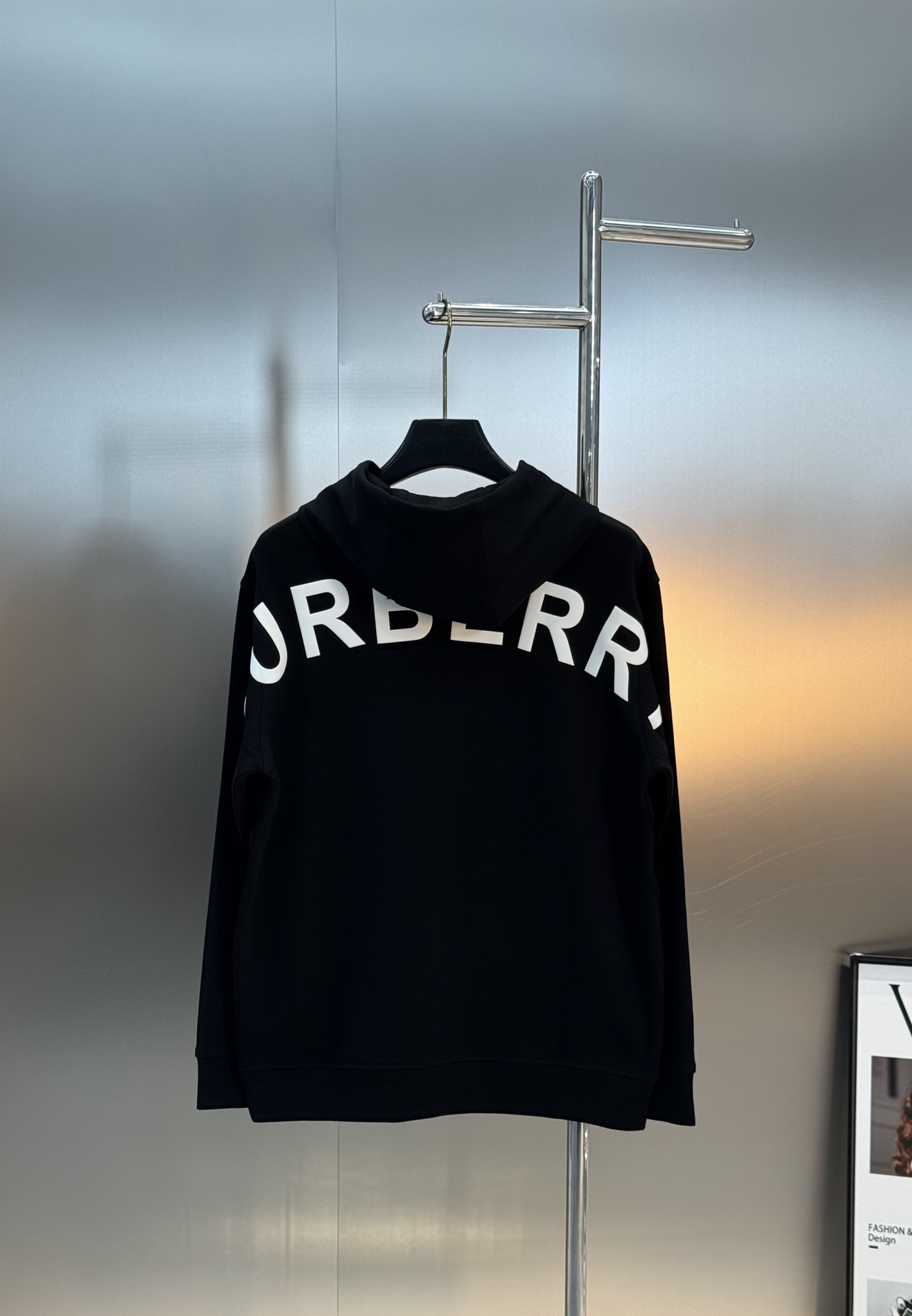 BBR巴宝莉25ss新款骑士连帽卫衣.宽松版型.这款卫衣选用380g天丝棉面料打造，呈现休闲版型。柔软舒