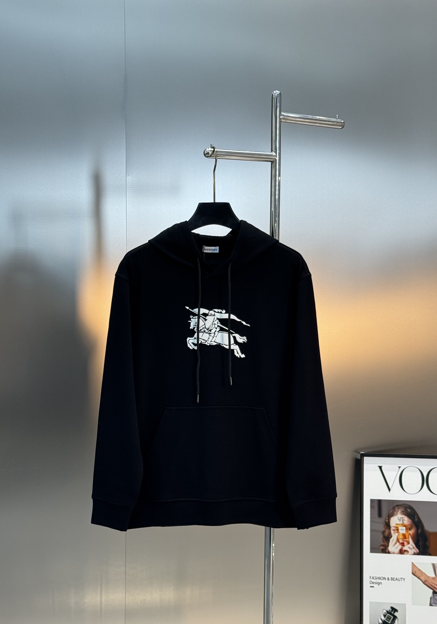 BBR巴宝莉25ss新款骑士连帽卫衣.宽松版型.这款卫衣选用380g天丝棉面料打造，呈现休闲版型。柔软舒