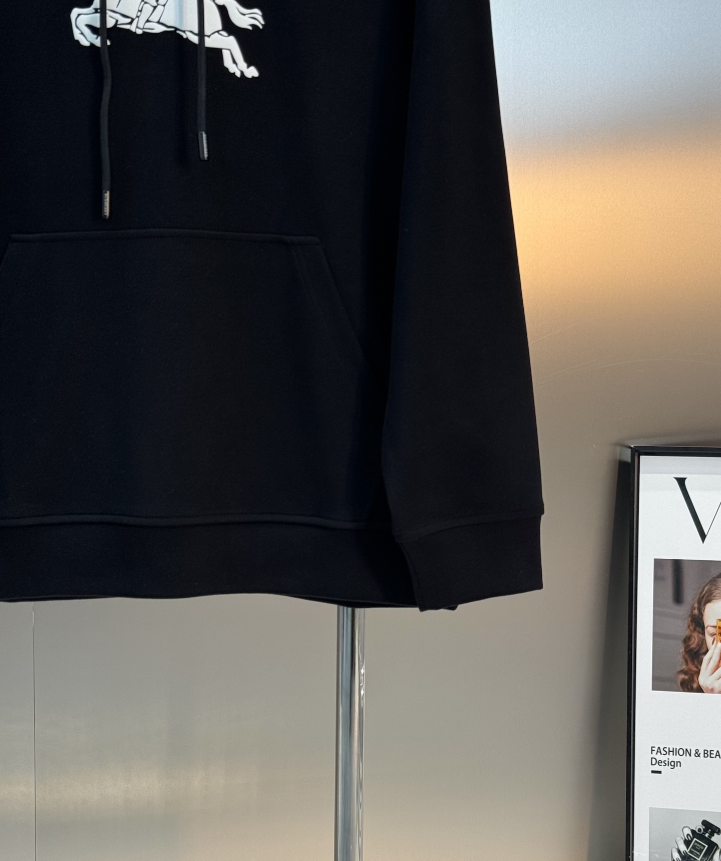 BBR巴宝莉25ss新款骑士连帽卫衣.宽松版型.这款卫衣选用380g天丝棉面料打造，呈现休闲版型。柔软舒