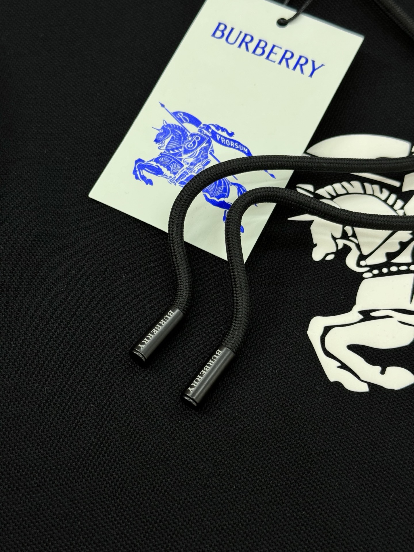 BBR巴宝莉25ss新款骑士连帽卫衣.宽松版型.这款卫衣选用380g天丝棉面料打造，呈现休闲版型。柔软舒