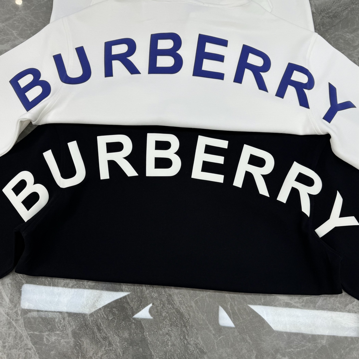 BBR巴宝莉25ss新款骑士连帽卫衣.宽松版型.这款卫衣选用380g天丝棉面料打造，呈现休闲版型。柔软舒