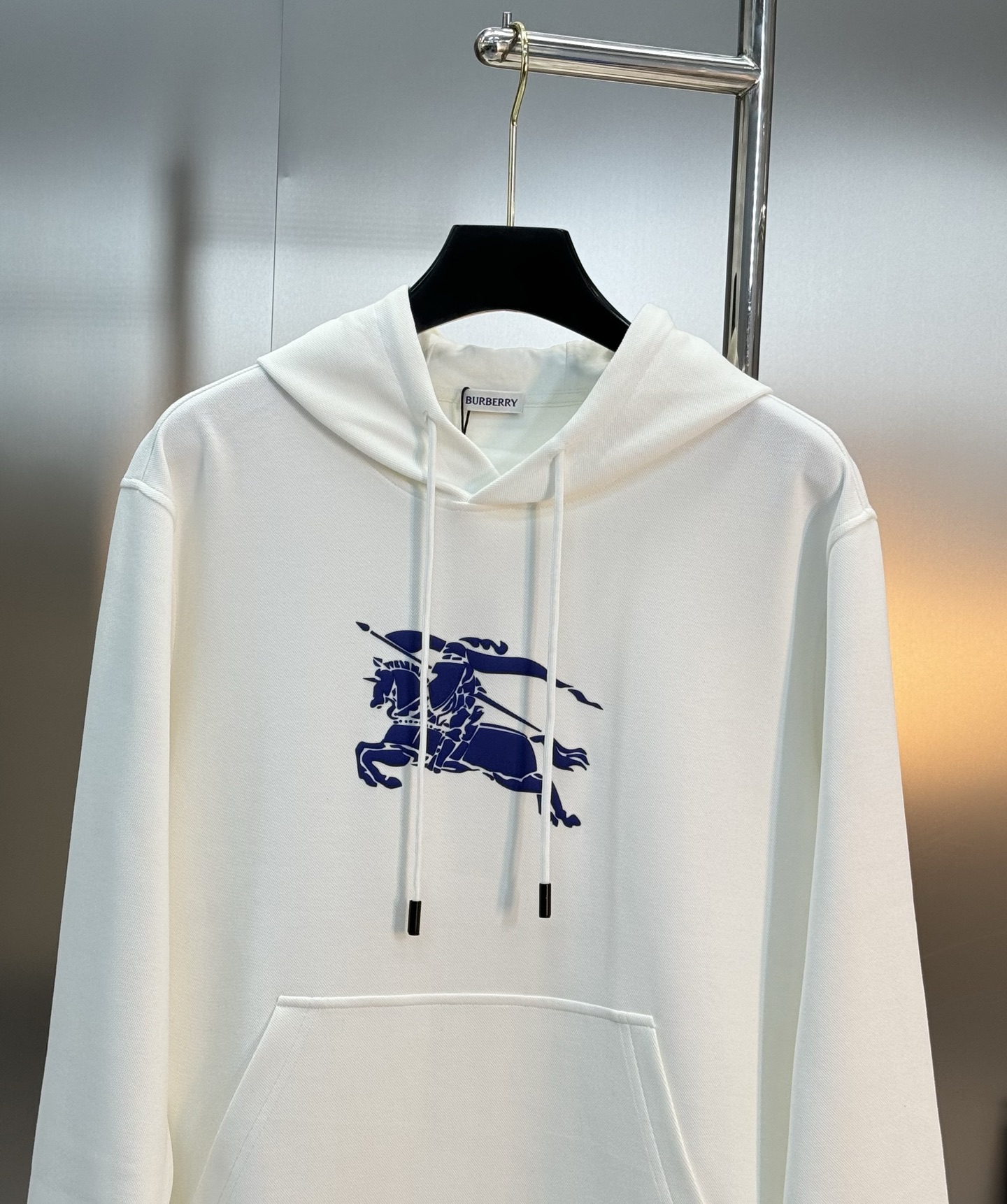 BBR巴宝莉25ss新款骑士连帽卫衣.宽松版型.这款卫衣选用380g天丝棉面料打造，呈现休闲版型。柔软舒