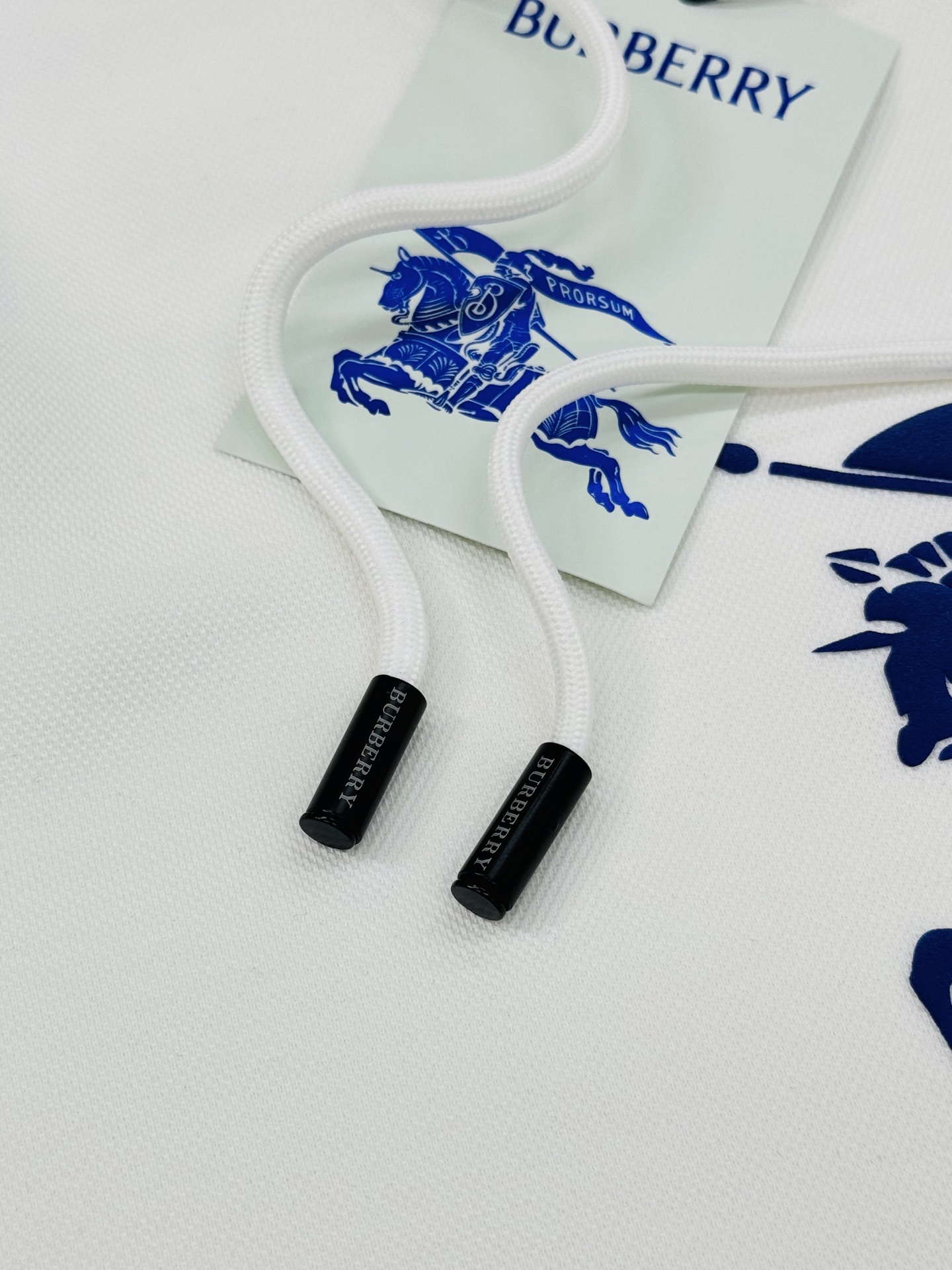 BBR巴宝莉25ss新款骑士连帽卫衣.宽松版型.这款卫衣选用380g天丝棉面料打造，呈现休闲版型。柔软舒