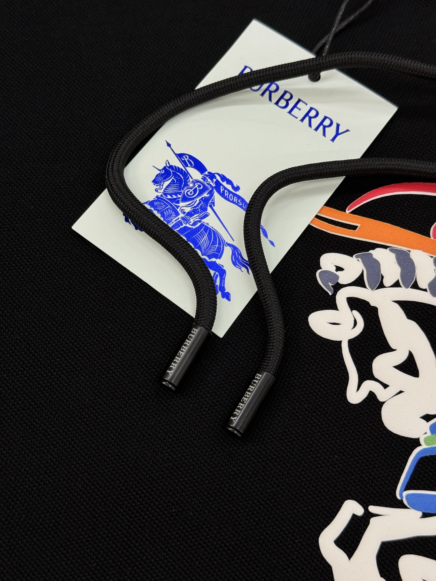 BBR*巴宝莉新品连帽卫衣.经典战马造型.选用轻盈天丝棉质面料打造而成，通过高密度棉纤维在单层面料中实现