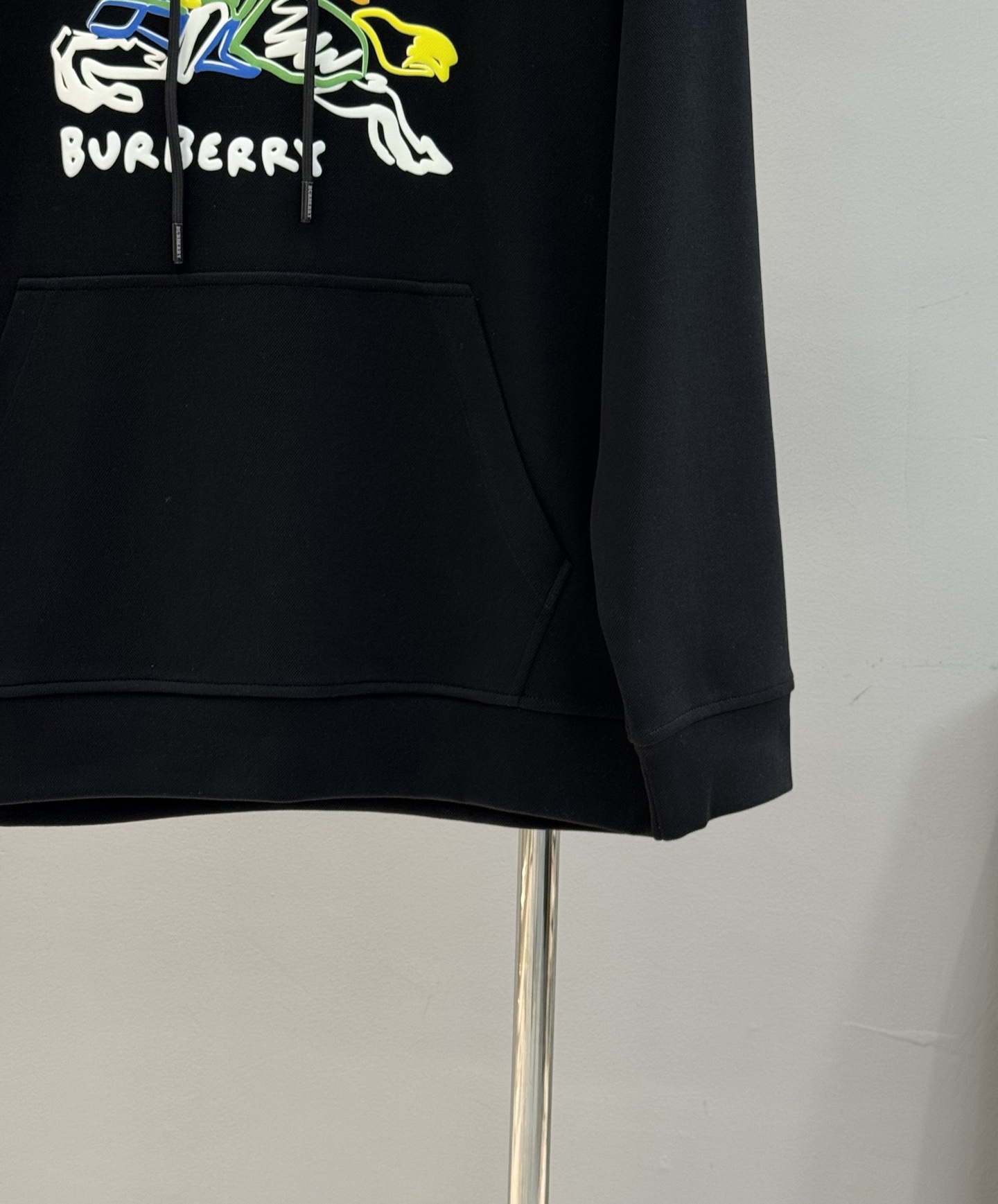 BBR*巴宝莉新品连帽卫衣.经典战马造型.选用轻盈天丝棉质面料打造而成，通过高密度棉纤维在单层面料中实现