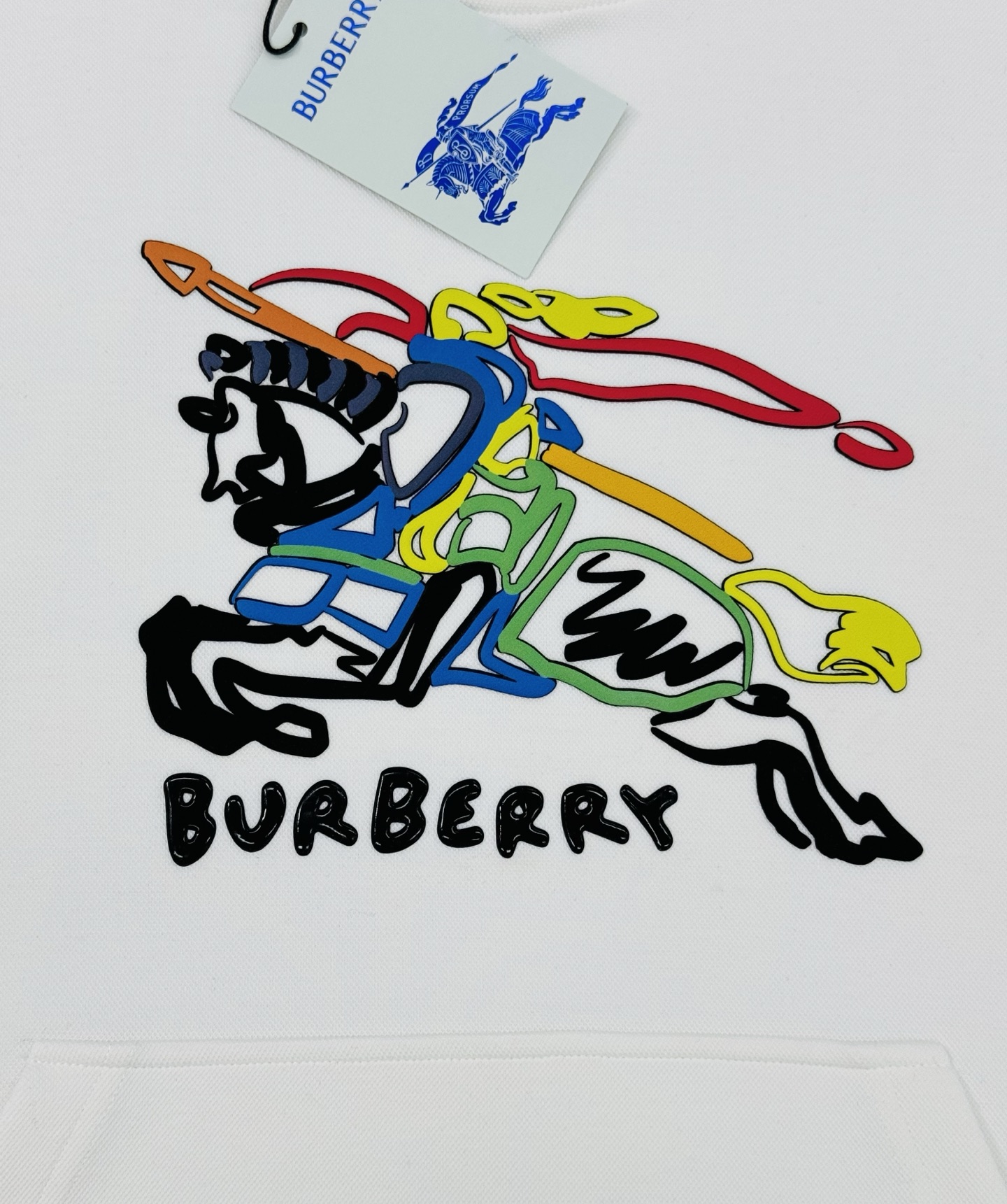 BBR*巴宝莉新品连帽卫衣.经典战马造型.选用轻盈天丝棉质面料打造而成，通过高密度棉纤维在单层面料中实现