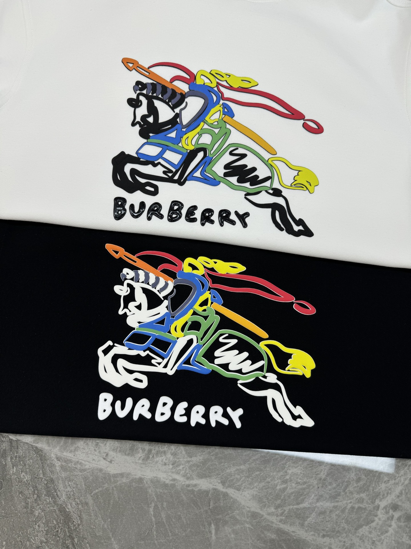 BBR*巴宝莉新品连帽卫衣.经典战马造型.选用轻盈天丝棉质面料打造而成，通过高密度棉纤维在单层面料中实现