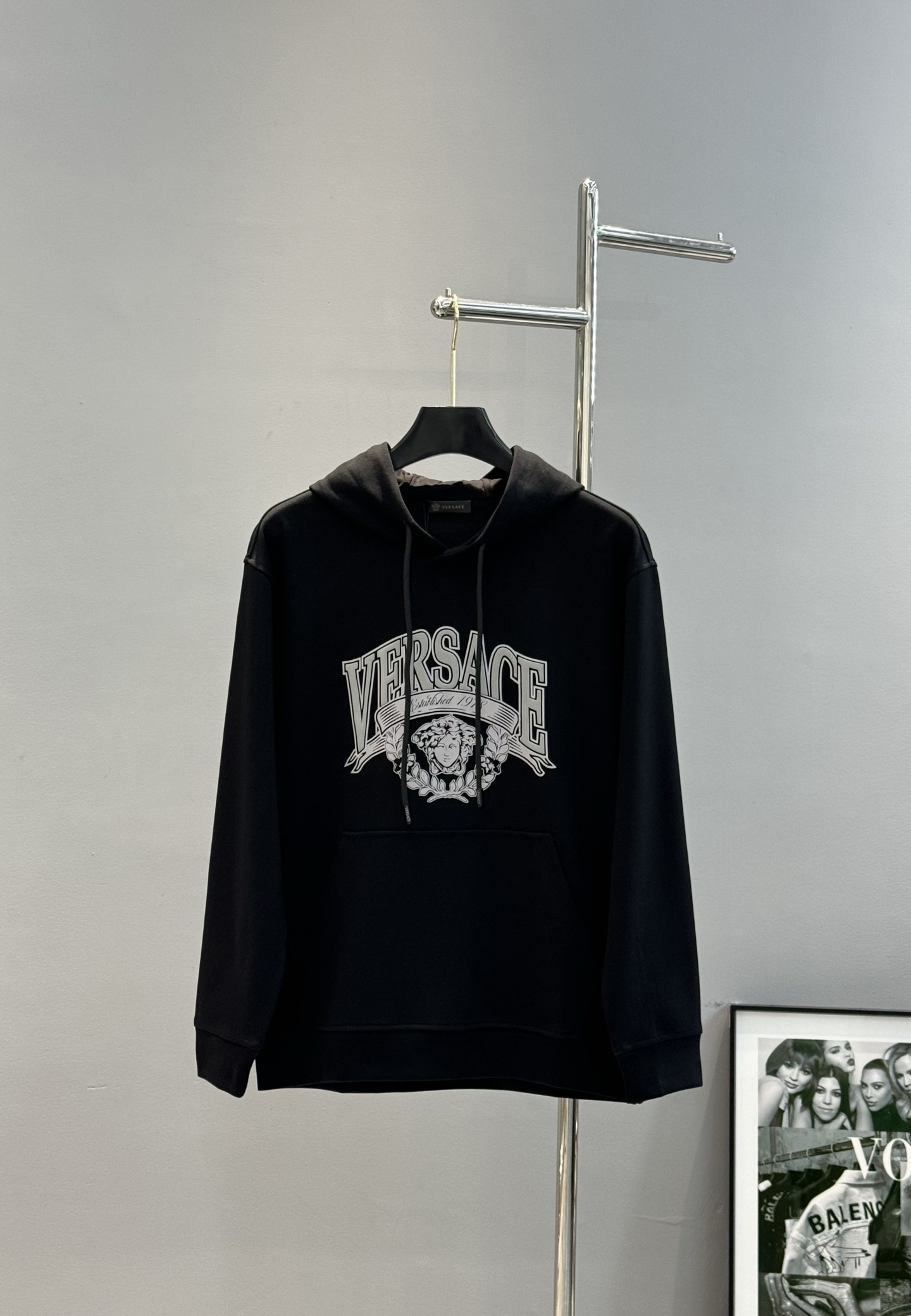 Versace范思哲2025新款胸口徽标logo装饰连帽卫衣，简约时尚的设计，宽松休闲的版型，散发出属于