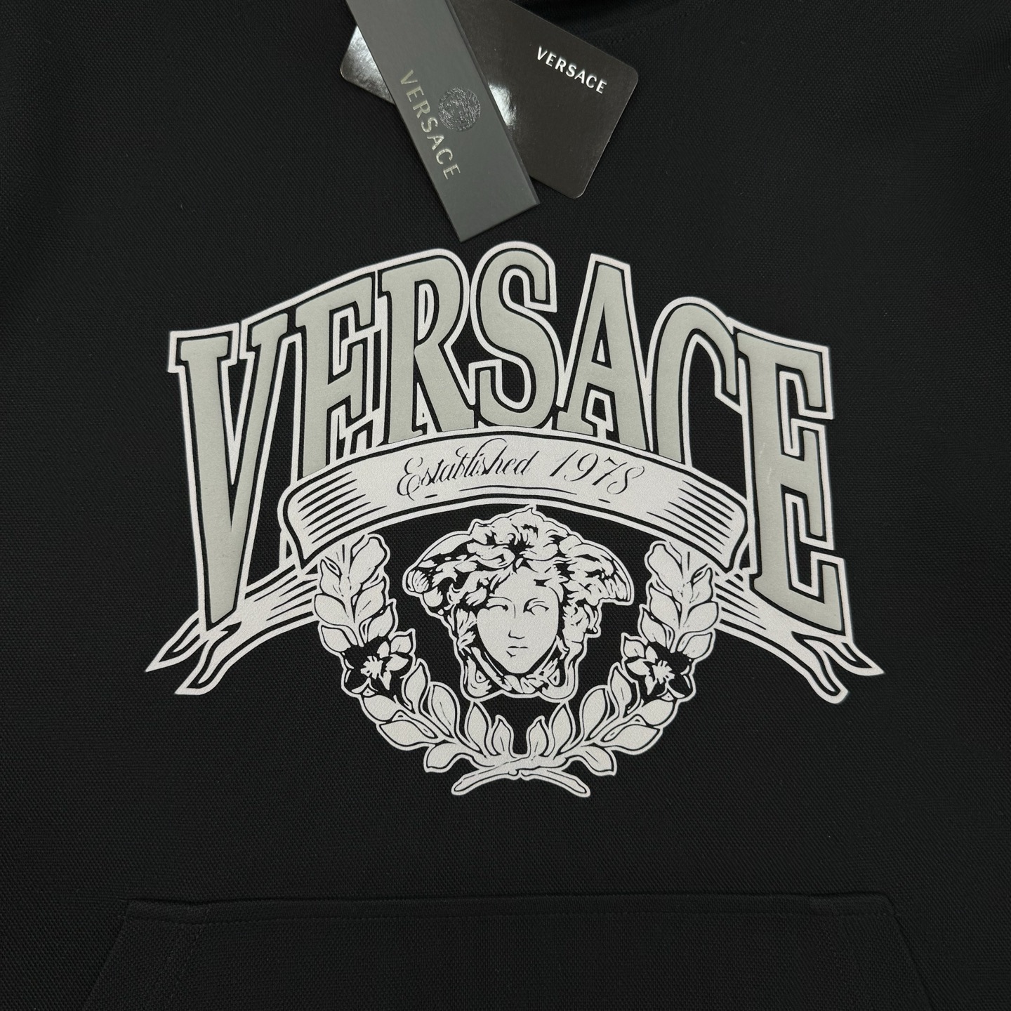 Versace范思哲2025新款胸口徽标logo装饰连帽卫衣，简约时尚的设计，宽松休闲的版型，散发出属于