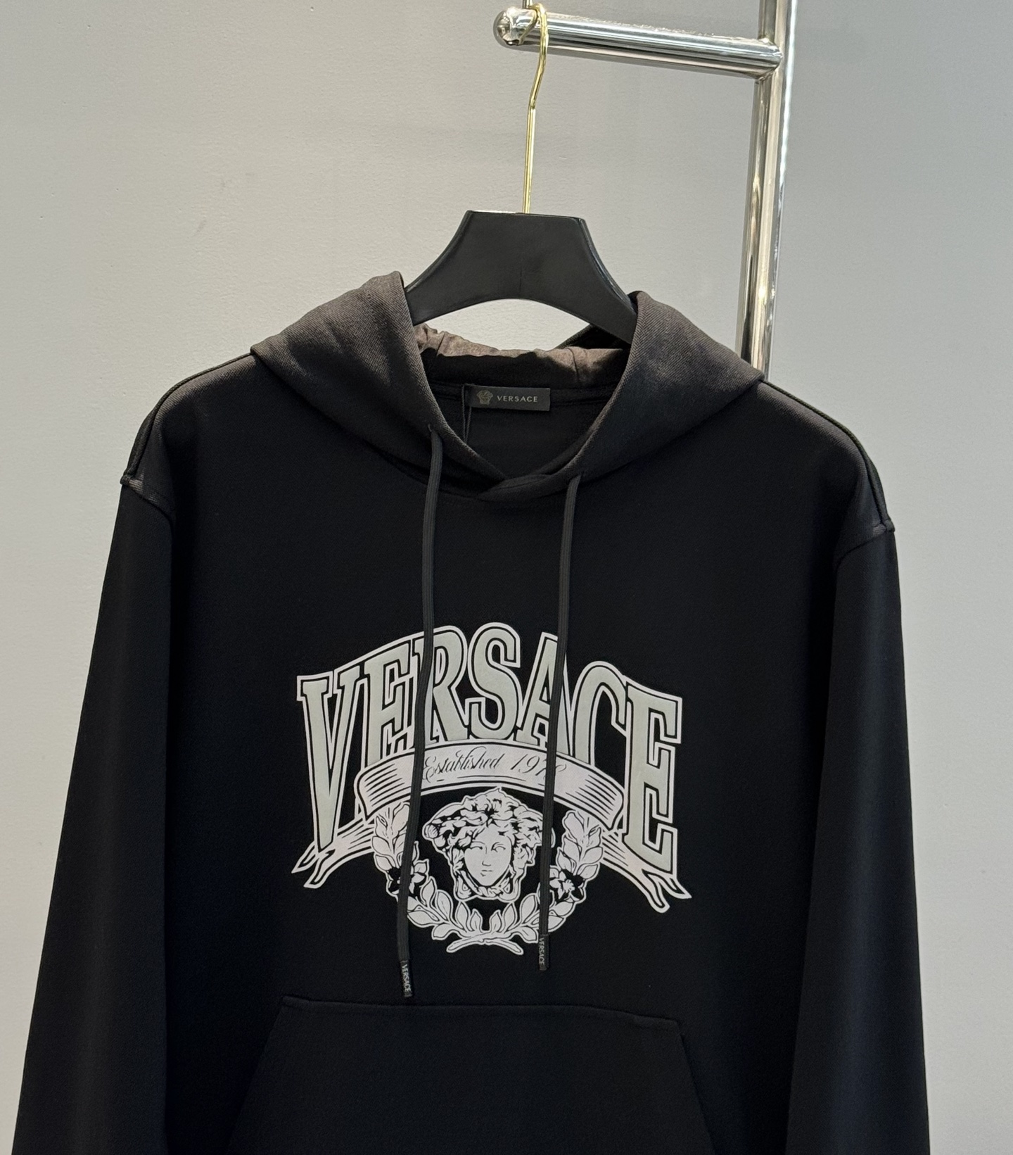 Versace范思哲2025新款胸口徽标logo装饰连帽卫衣，简约时尚的设计，宽松休闲的版型，散发出属于