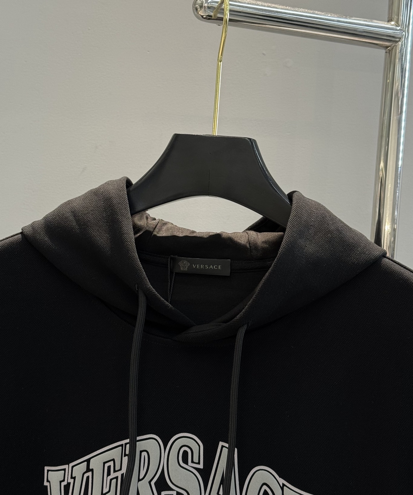 Versace范思哲2025新款胸口徽标logo装饰连帽卫衣，简约时尚的设计，宽松休闲的版型，散发出属于