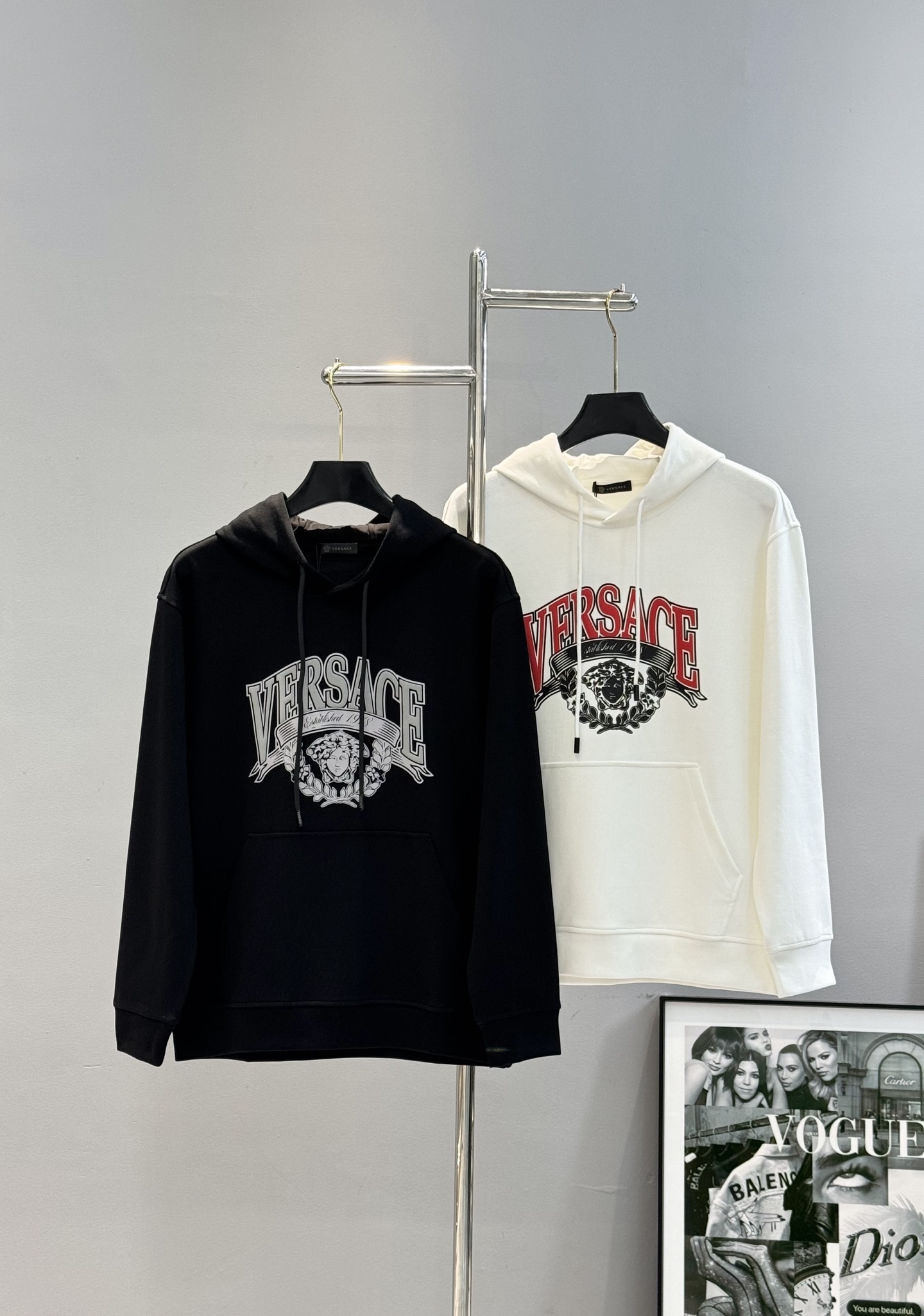 Versace范思哲2025新款胸口徽标logo装饰连帽卫衣，简约时尚的设计，宽松休闲的版型，散发出属于