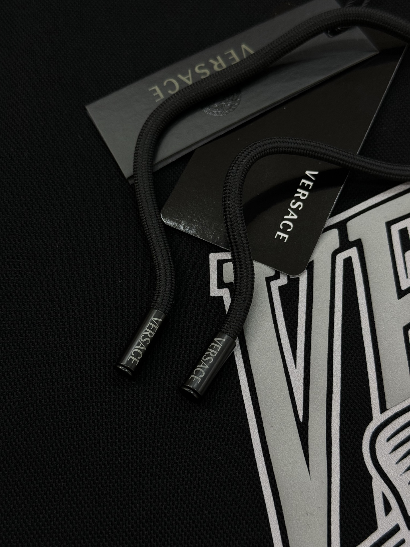 Versace范思哲2025新款胸口徽标logo装饰连帽卫衣，简约时尚的设计，宽松休闲的版型，散发出属于