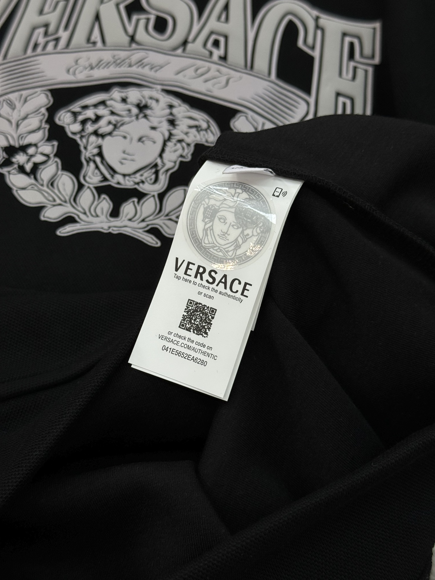 Versace范思哲2025新款胸口徽标logo装饰连帽卫衣，简约时尚的设计，宽松休闲的版型，散发出属于