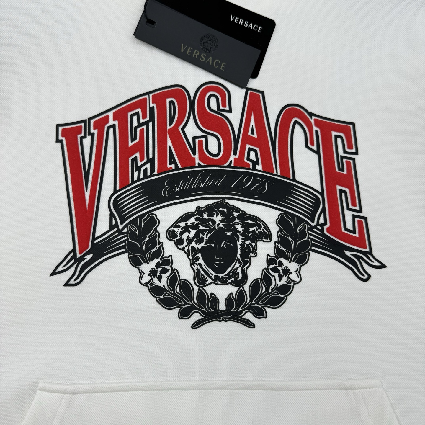 Versace范思哲2025新款胸口徽标logo装饰连帽卫衣，简约时尚的设计，宽松休闲的版型，散发出属于