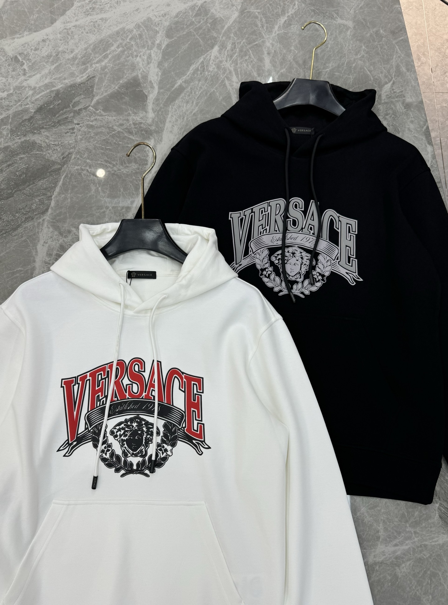 Versace范思哲2025新款胸口徽标logo装饰连帽卫衣，简约时尚的设计，宽松休闲的版型，散发出属于