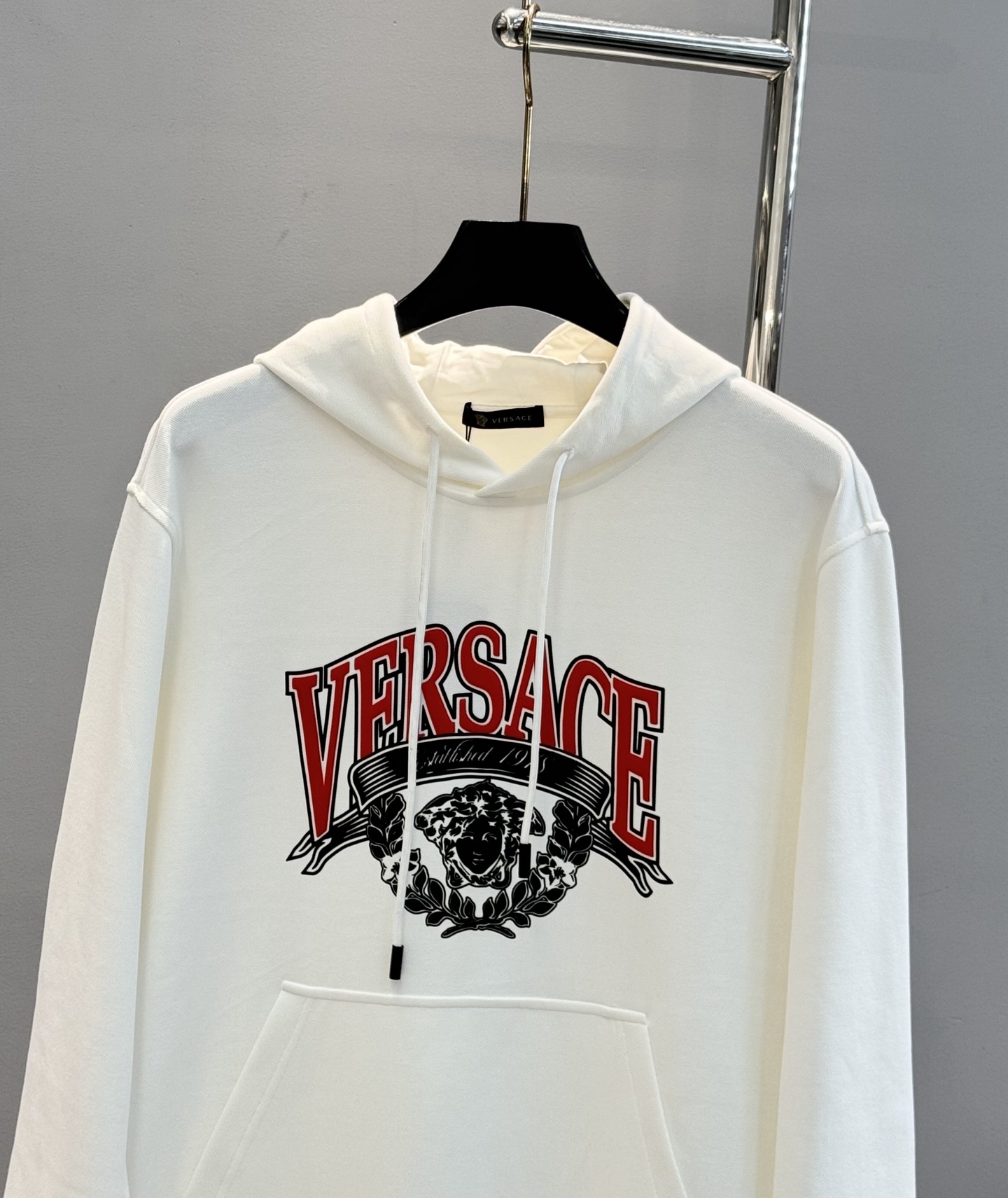 Versace范思哲2025新款胸口徽标logo装饰连帽卫衣，简约时尚的设计，宽松休闲的版型，散发出属于