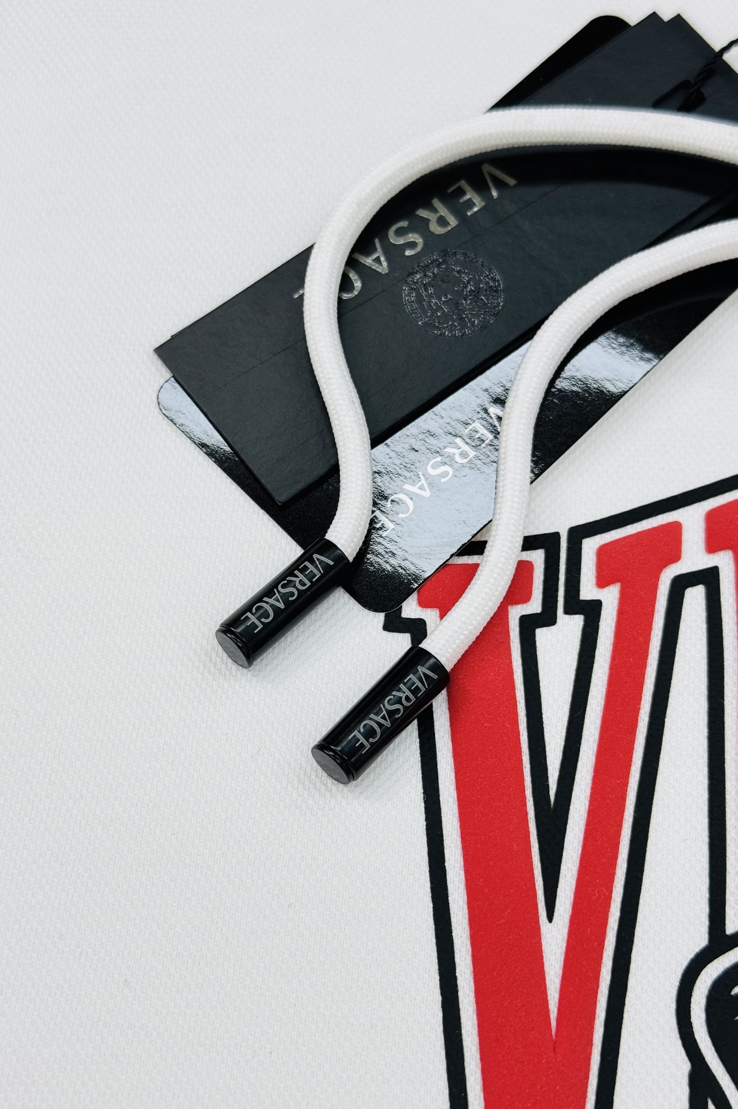 Versace范思哲2025新款胸口徽标logo装饰连帽卫衣，简约时尚的设计，宽松休闲的版型，散发出属于