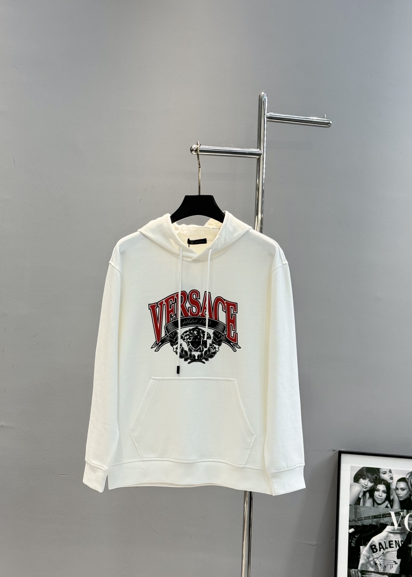 Versace范思哲2025新款胸口徽标logo装饰连帽卫衣，简约时尚的设计，宽松休闲的版型，散发出属于