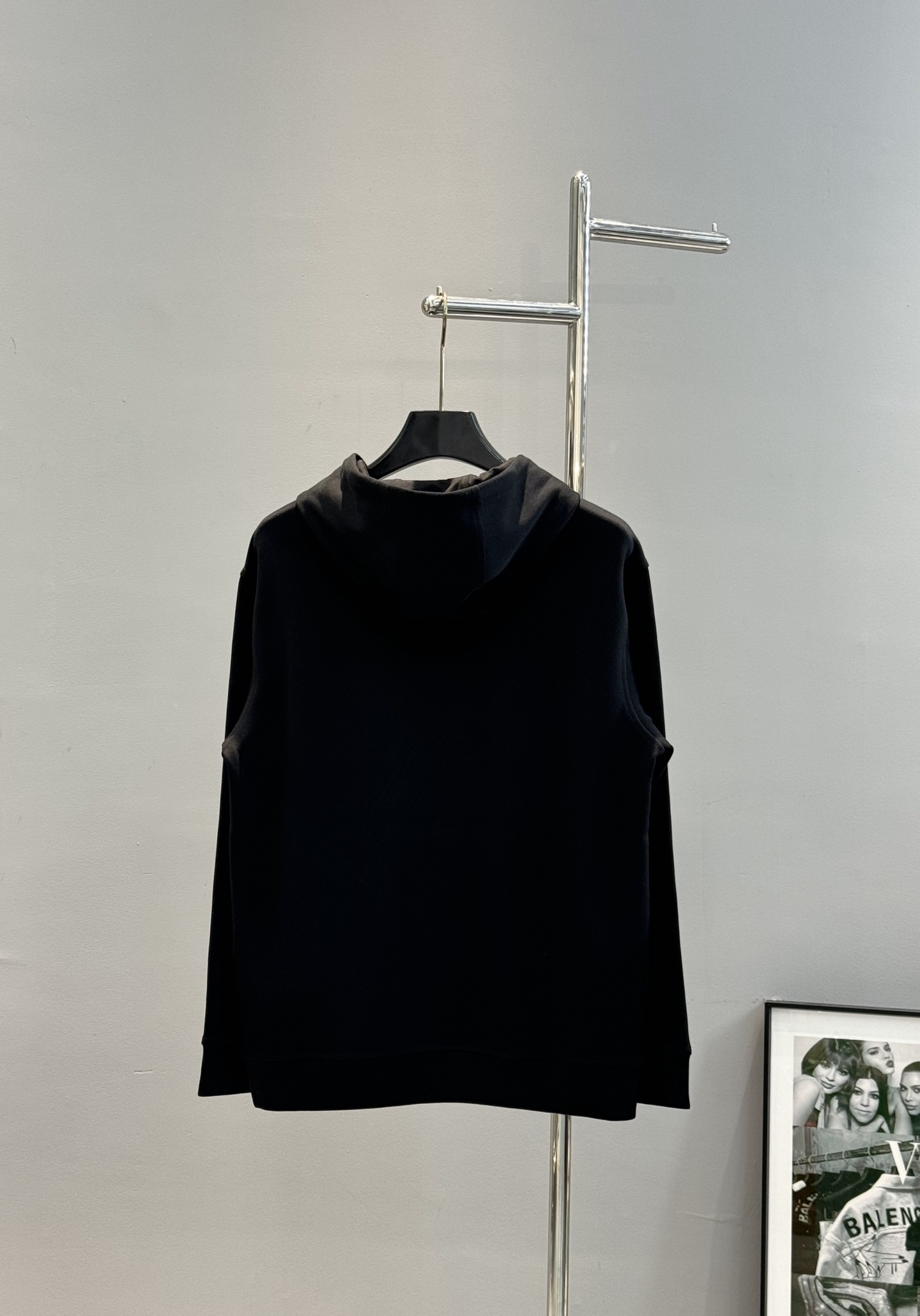 FENDI芬迪2025新款小怪兽图案T连帽卫衣.“FEND”品牌标志部分字母FF规矩图形被设计成一对黑色