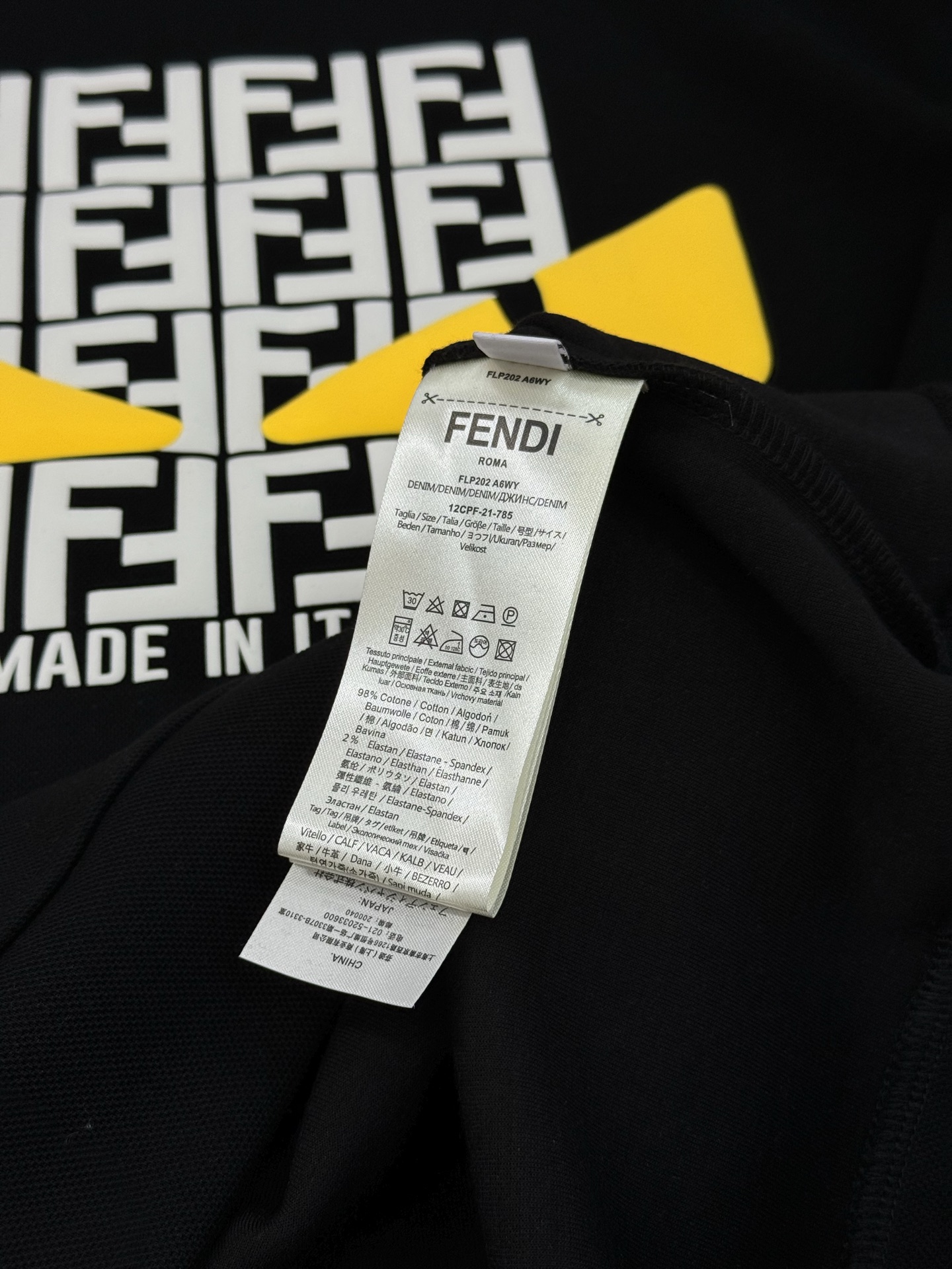 FENDI芬迪2025新款小怪兽图案T连帽卫衣.“FEND”品牌标志部分字母FF规矩图形被设计成一对黑色