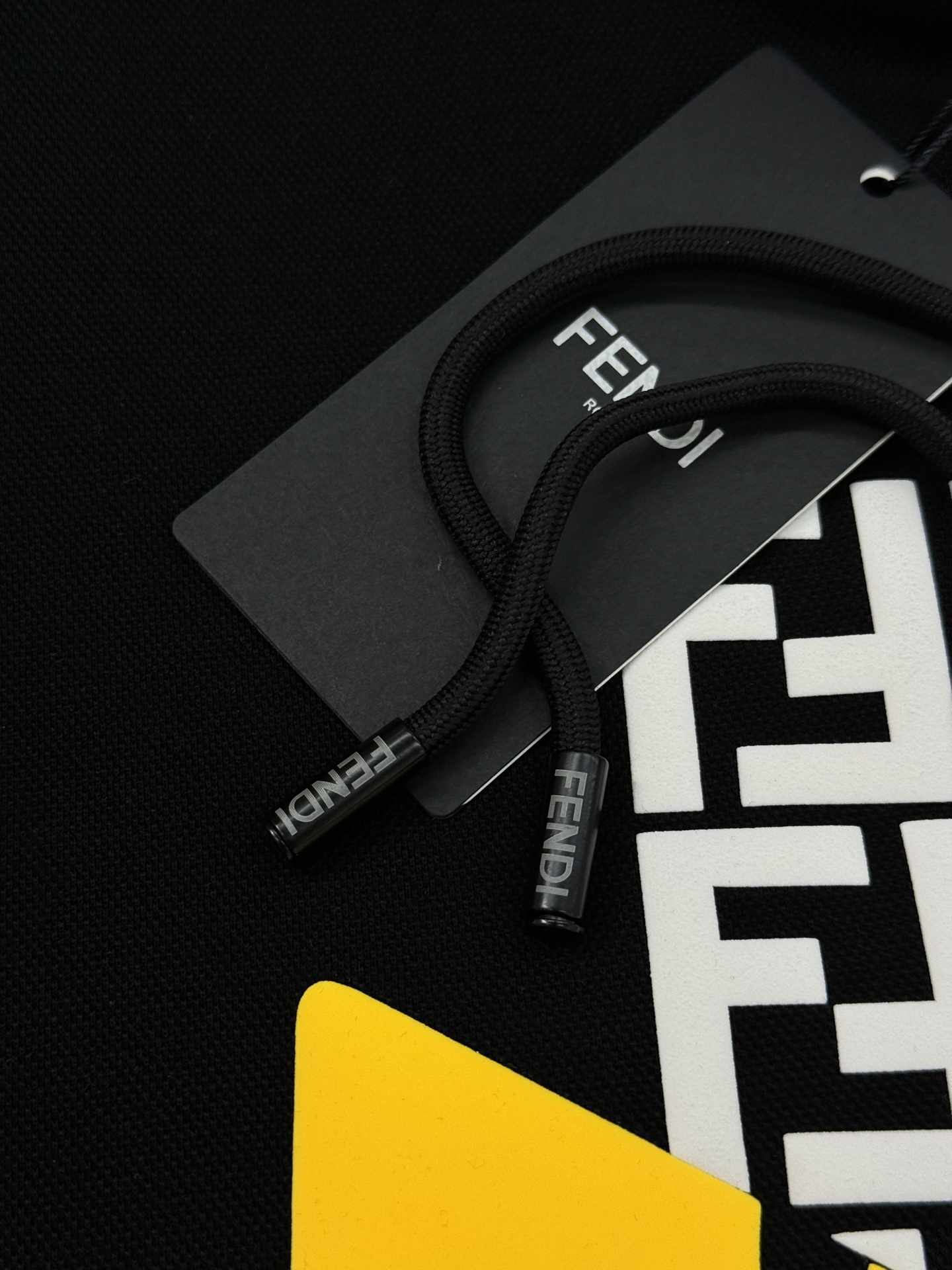 FENDI芬迪2025新款小怪兽图案T连帽卫衣.“FEND”品牌标志部分字母FF规矩图形被设计成一对黑色