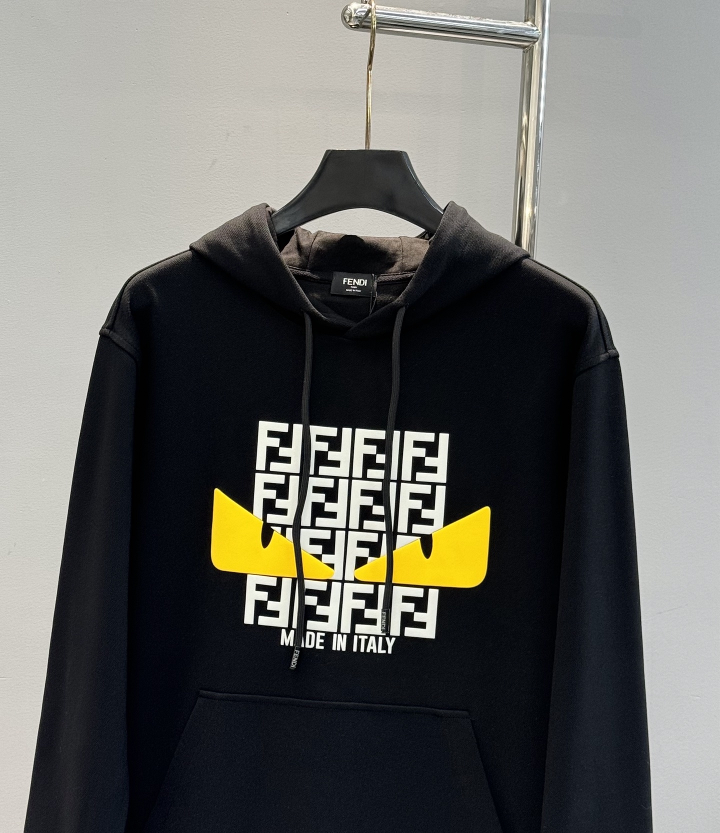 FENDI芬迪2025新款小怪兽图案T连帽卫衣.“FEND”品牌标志部分字母FF规矩图形被设计成一对黑色