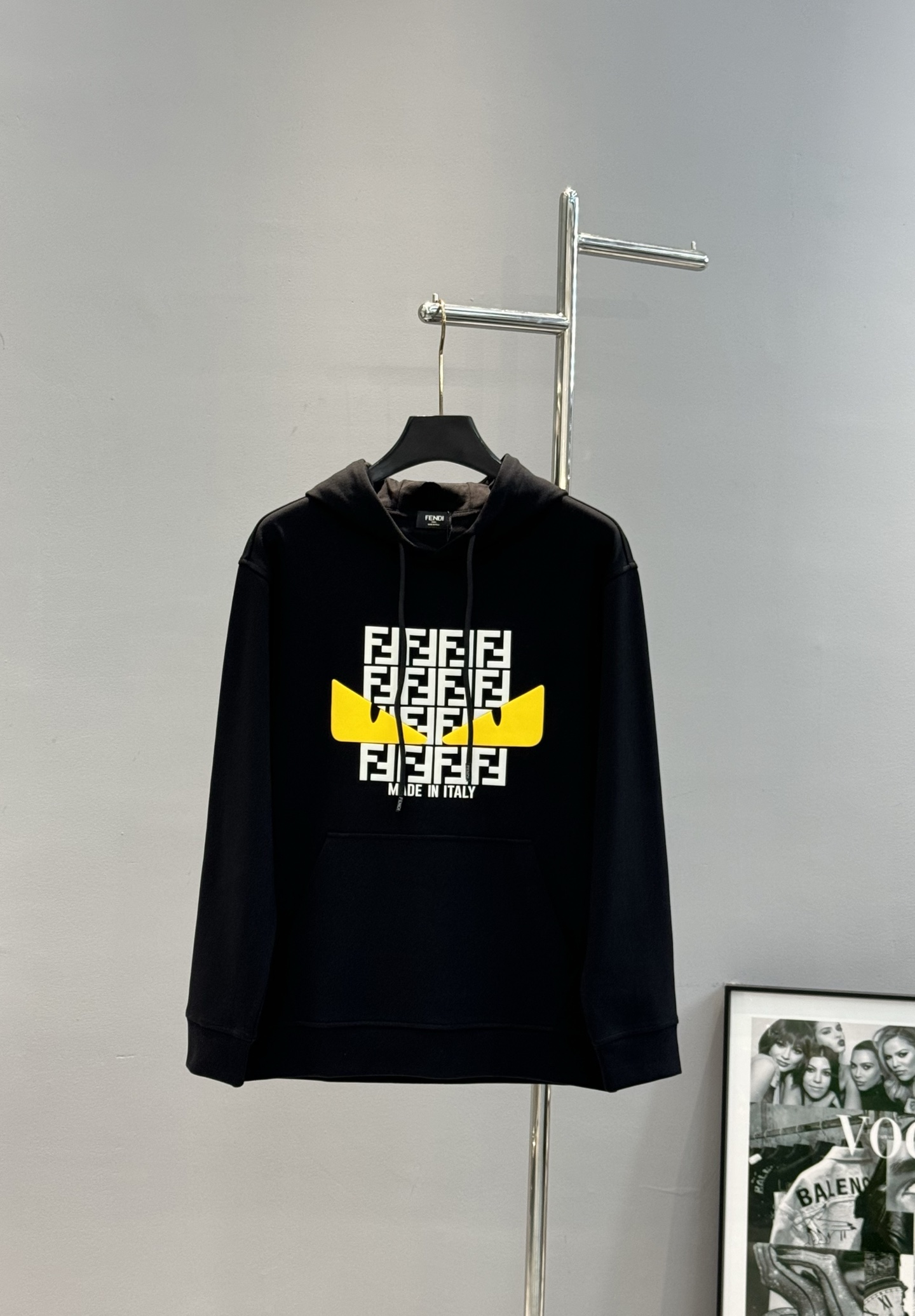 FENDI芬迪2025新款小怪兽图案T连帽卫衣.“FEND”品牌标志部分字母FF规矩图形被设计成一对黑色