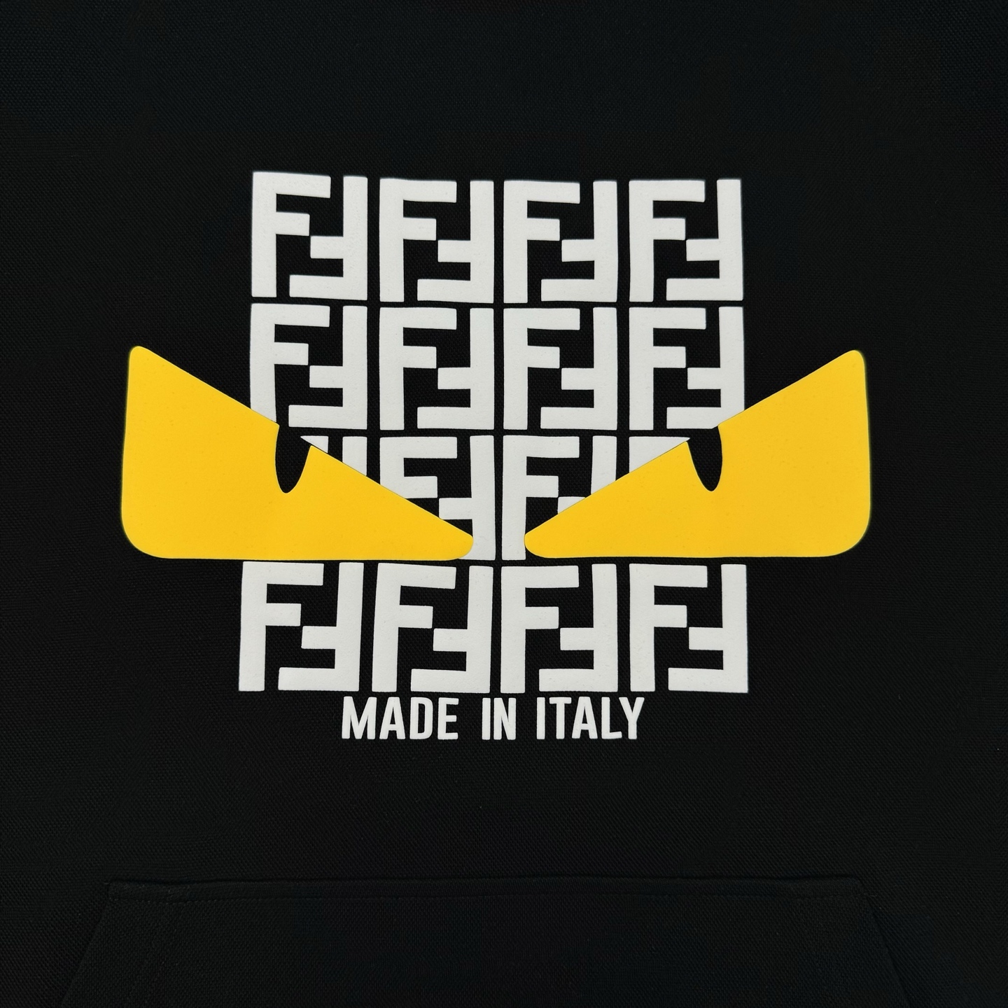 FENDI芬迪2025新款小怪兽图案T连帽卫衣.“FEND”品牌标志部分字母FF规矩图形被设计成一对黑色