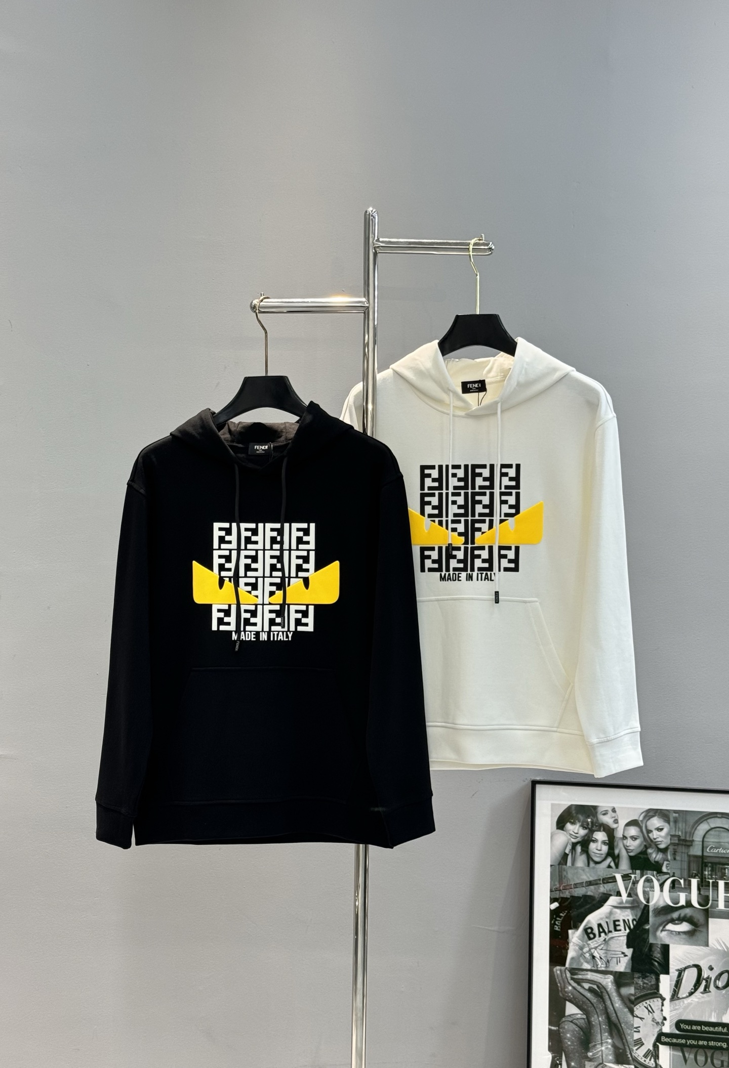 FENDI芬迪2025新款小怪兽图案T连帽卫衣.“FEND”品牌标志部分字母FF规矩图形被设计成一对黑色