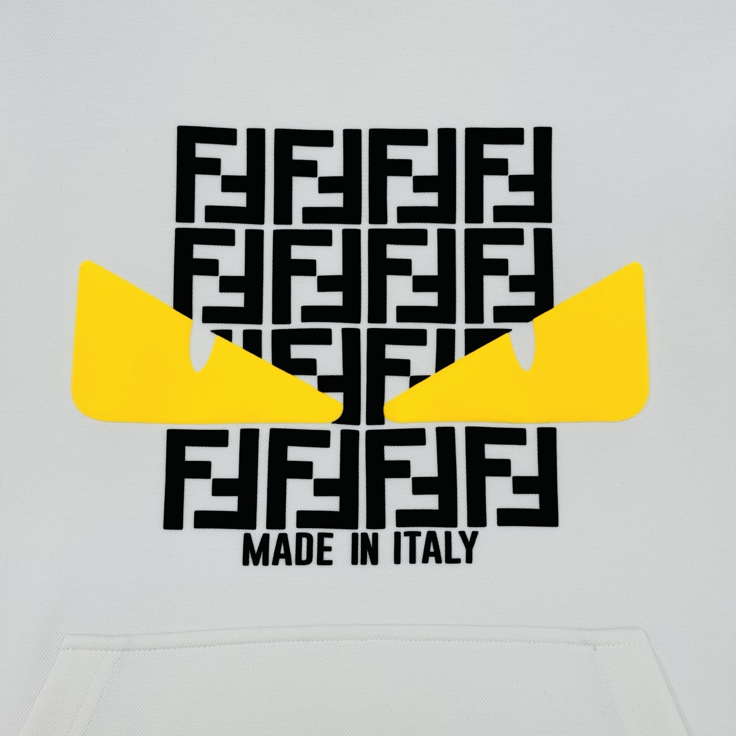 FENDI芬迪2025新款小怪兽图案T连帽卫衣.“FEND”品牌标志部分字母FF规矩图形被设计成一对黑色