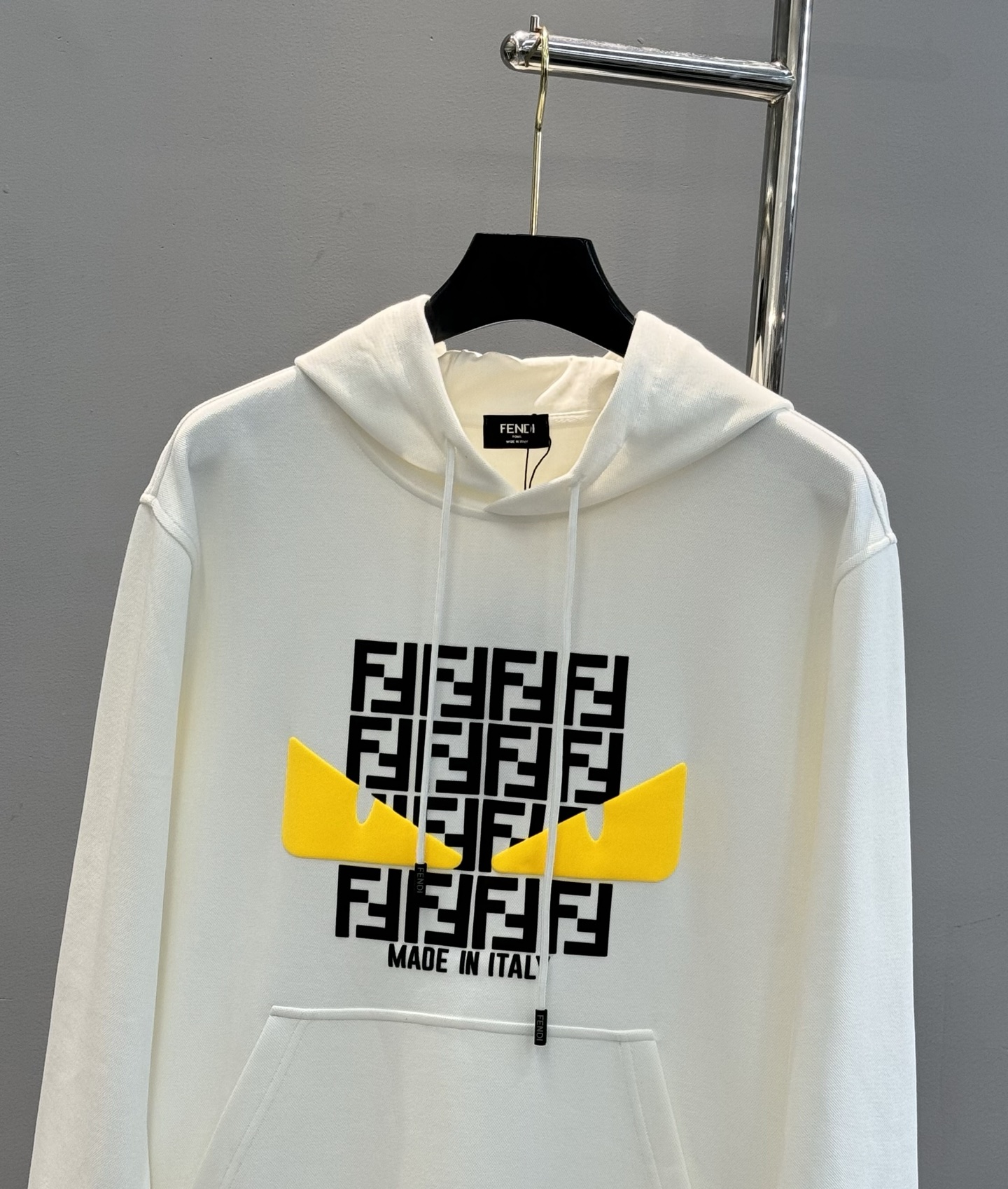 FENDI芬迪2025新款小怪兽图案T连帽卫衣.“FEND”品牌标志部分字母FF规矩图形被设计成一对黑色