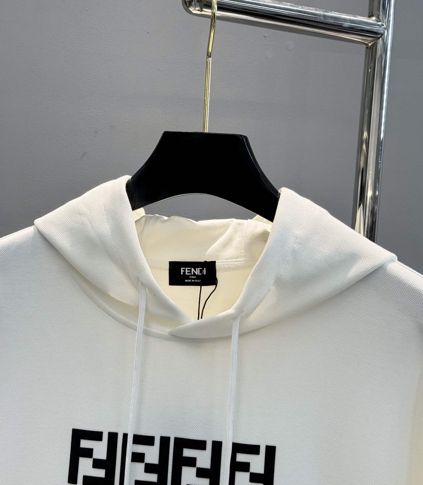 FENDI芬迪2025新款小怪兽图案T连帽卫衣.“FEND”品牌标志部分字母FF规矩图形被设计成一对黑色