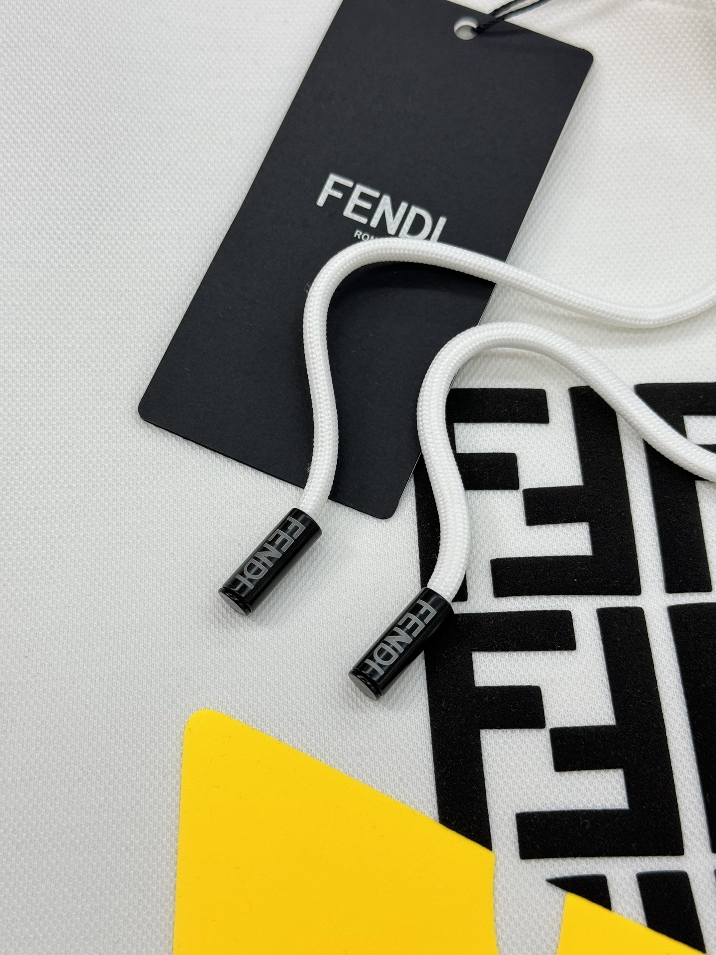 FENDI芬迪2025新款小怪兽图案T连帽卫衣.“FEND”品牌标志部分字母FF规矩图形被设计成一对黑色