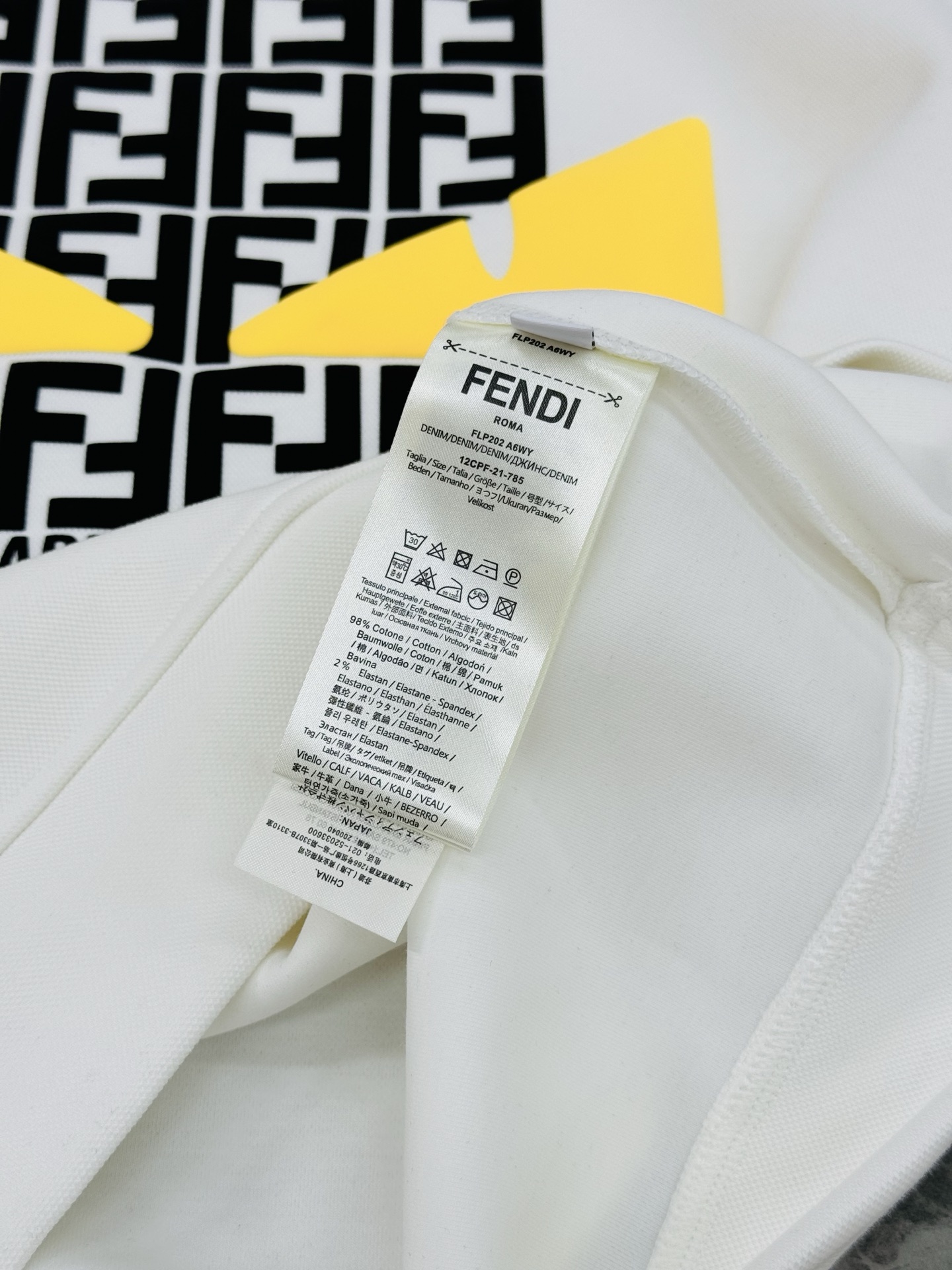 FENDI芬迪2025新款小怪兽图案T连帽卫衣.“FEND”品牌标志部分字母FF规矩图形被设计成一对黑色