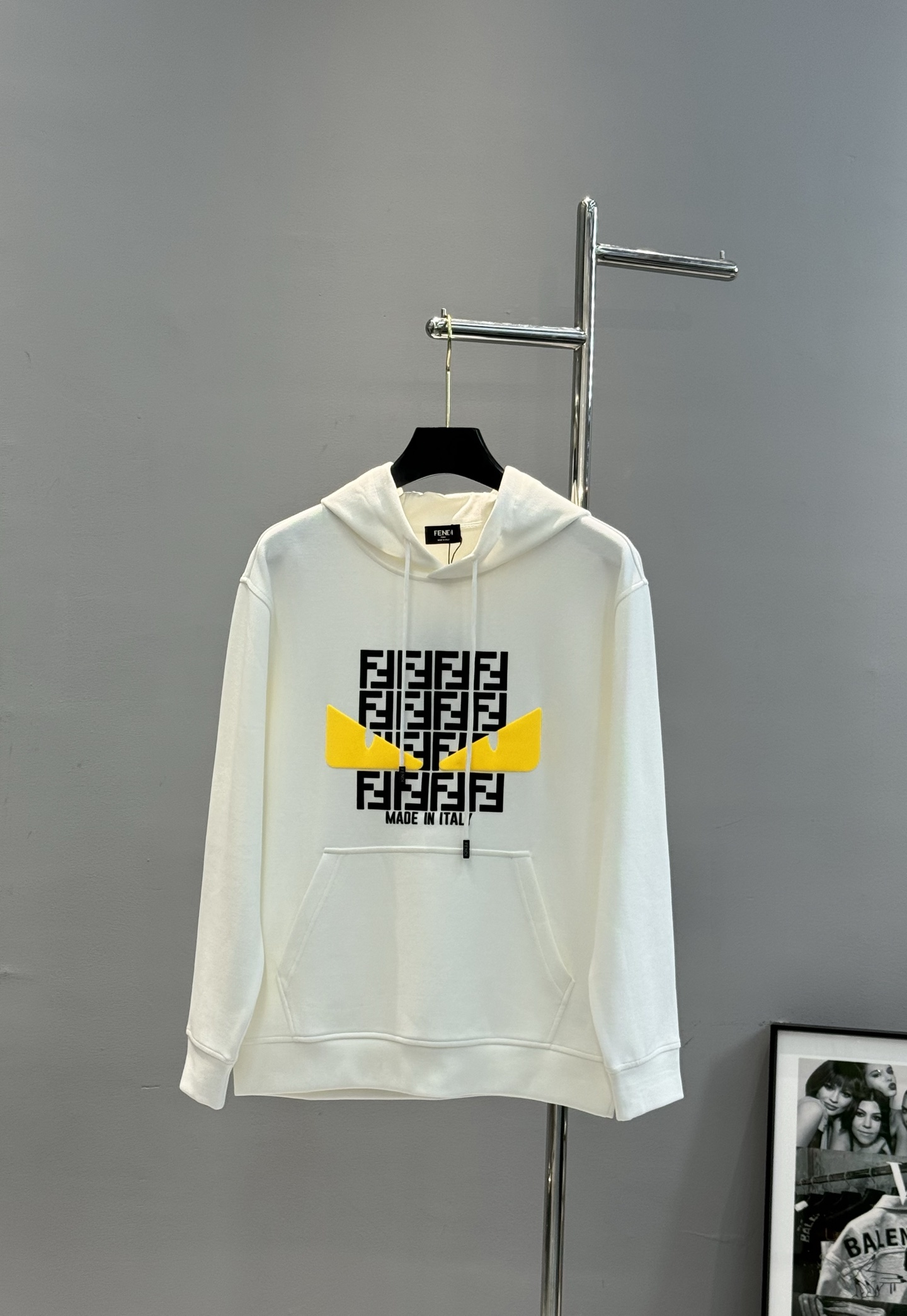 FENDI芬迪2025新款小怪兽图案T连帽卫衣.“FEND”品牌标志部分字母FF规矩图形被设计成一对黑色