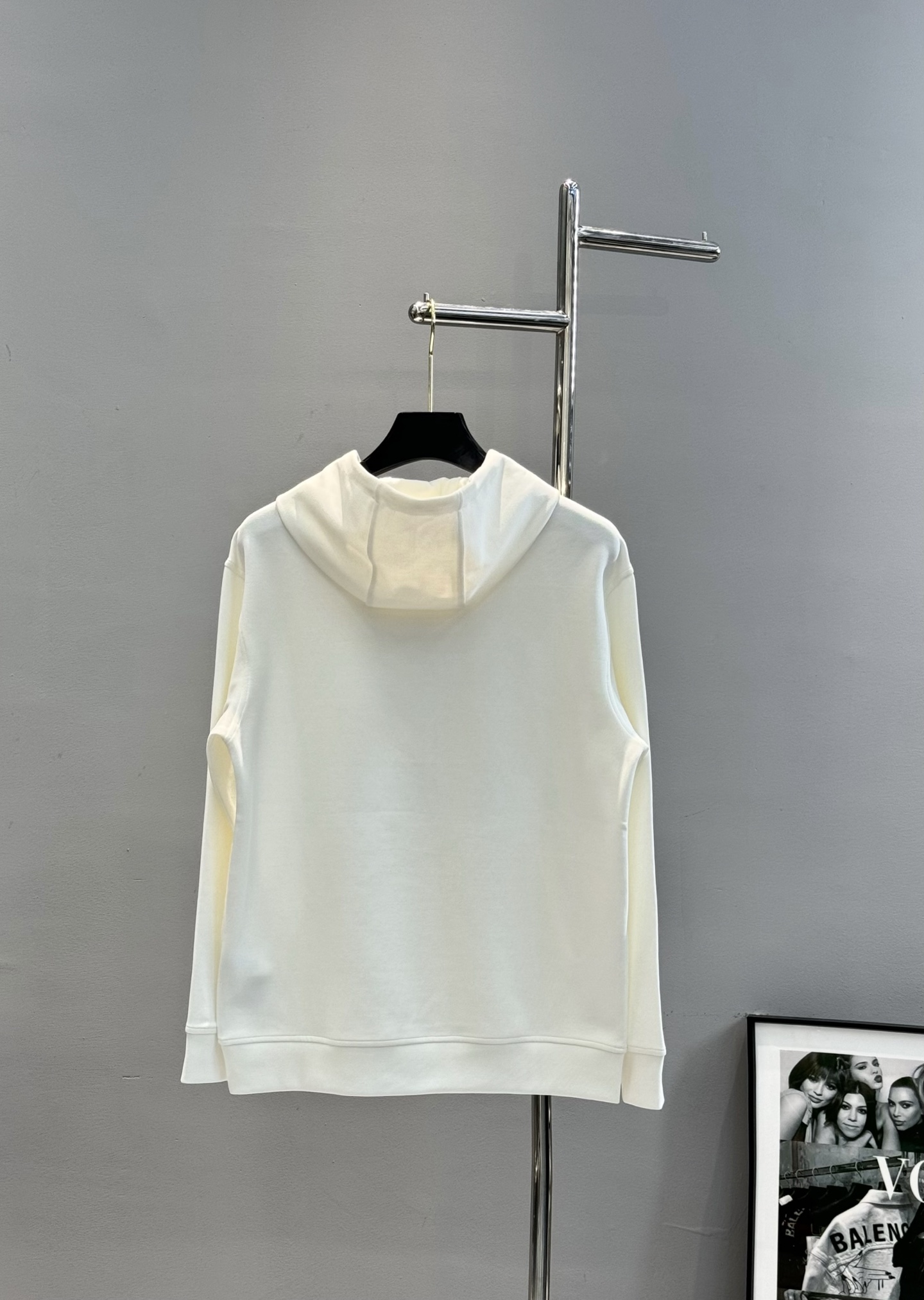 FENDI芬迪2025新款小怪兽图案T连帽卫衣.“FEND”品牌标志部分字母FF规矩图形被设计成一对黑色