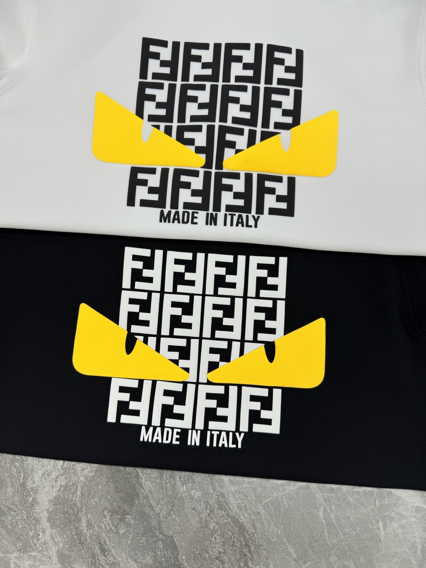 FENDI芬迪2025新款小怪兽图案T连帽卫衣.“FEND”品牌标志部分字母FF规矩图形被设计成一对黑色