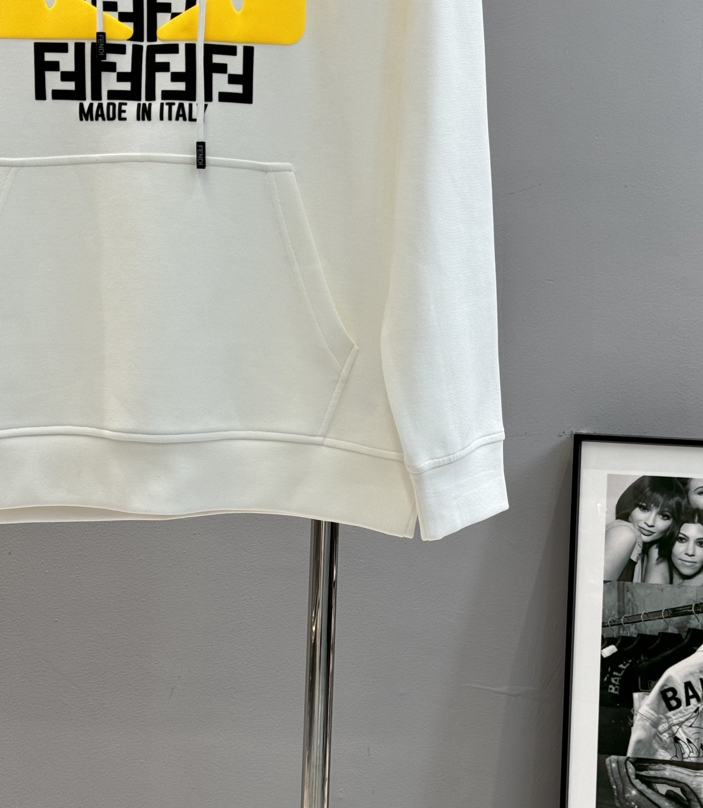 FENDI芬迪2025新款小怪兽图案T连帽卫衣.“FEND”品牌标志部分字母FF规矩图形被设计成一对黑色