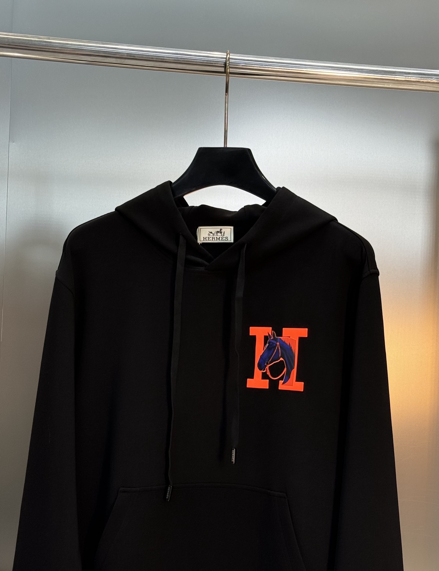 Hermes爱马仕25s新品连帽卫衣.作为世界著名的奢侈品牌，有着奢侈品之王之称Hermes一直就以精美