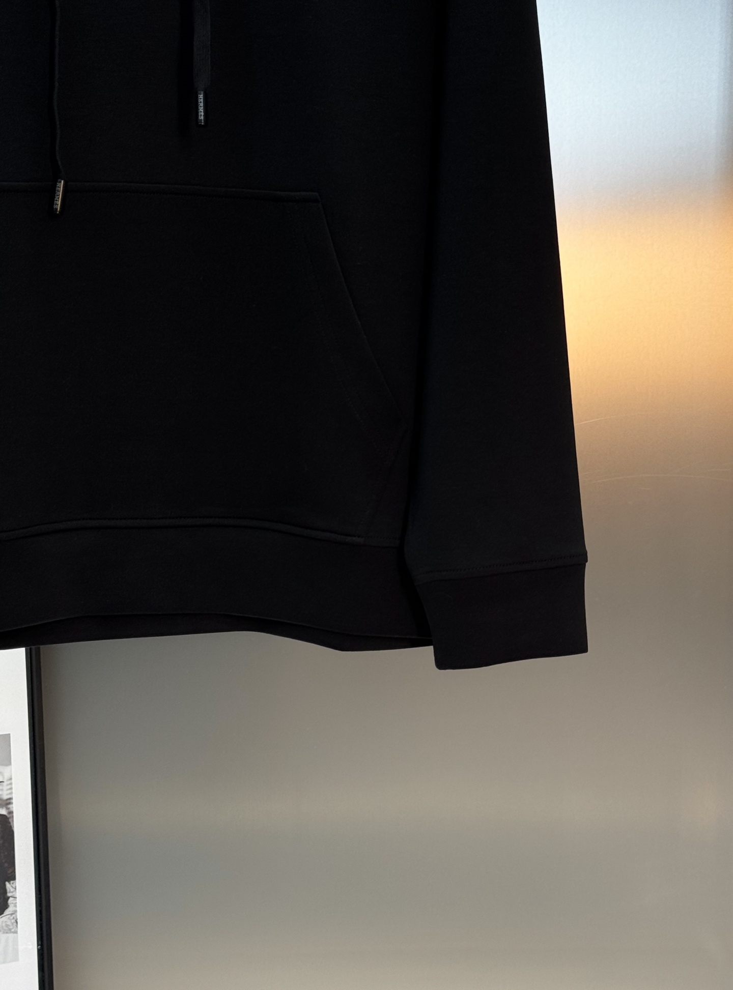 Hermes爱马仕25s新品连帽卫衣.作为世界著名的奢侈品牌，有着奢侈品之王之称Hermes一直就以精美