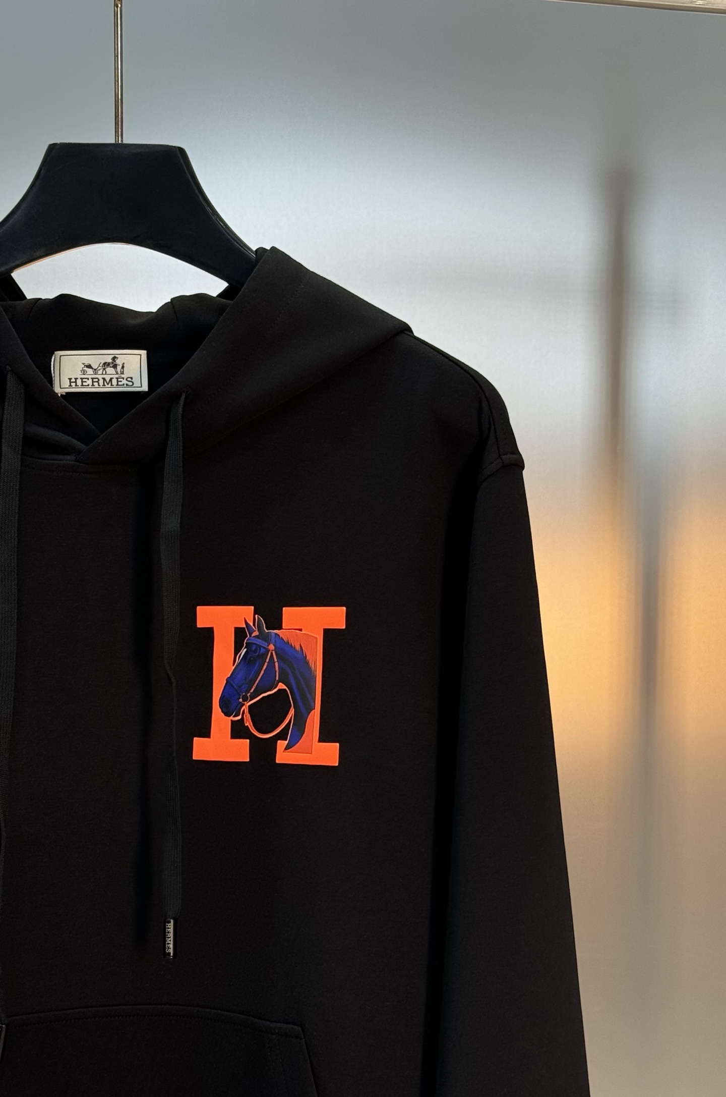 Hermes爱马仕25s新品连帽卫衣.作为世界著名的奢侈品牌，有着奢侈品之王之称Hermes一直就以精美